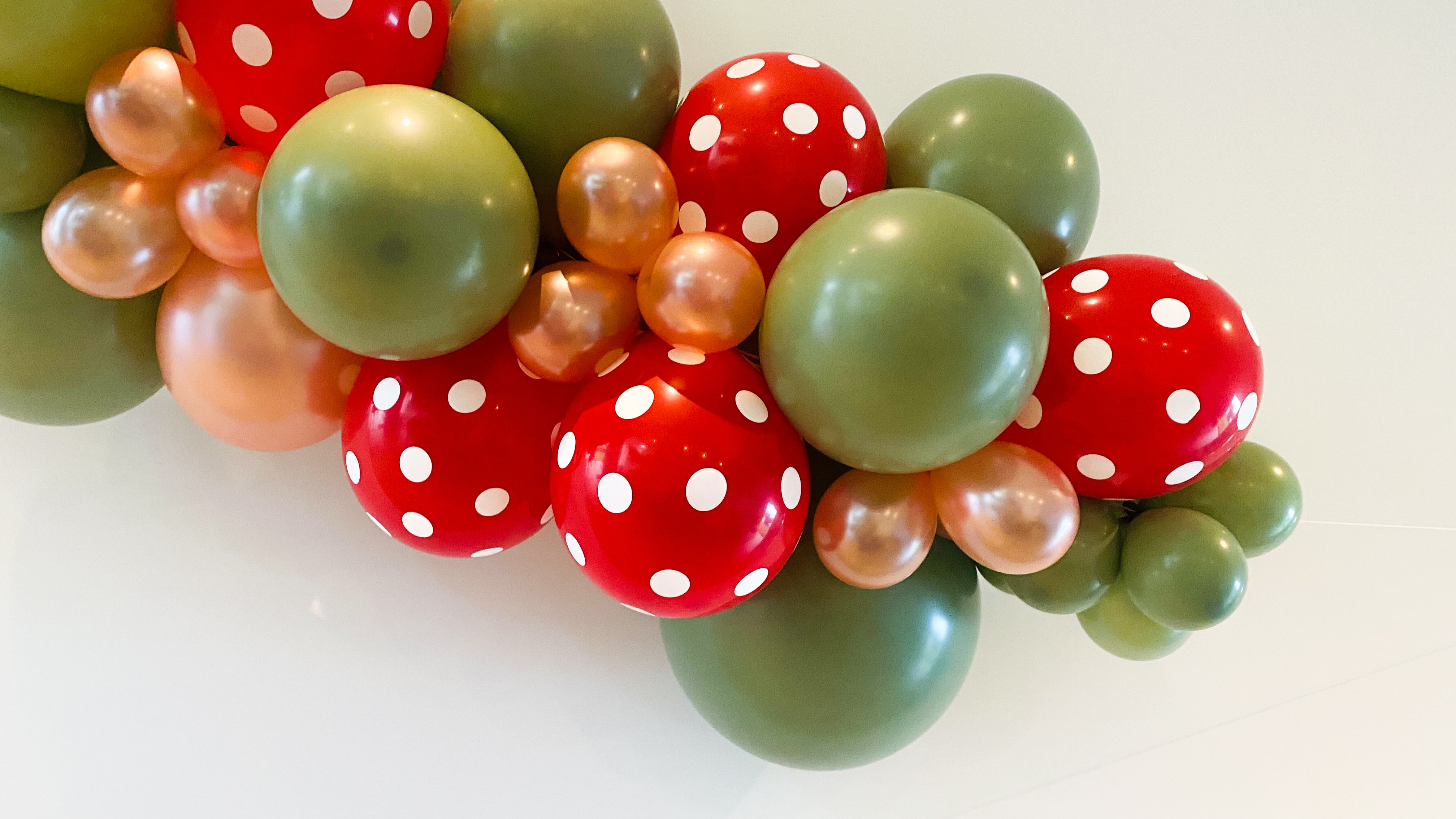 ballonslinger ballonnenboog balloongarland mushroom paddenstoelen aardbeien feest deco party