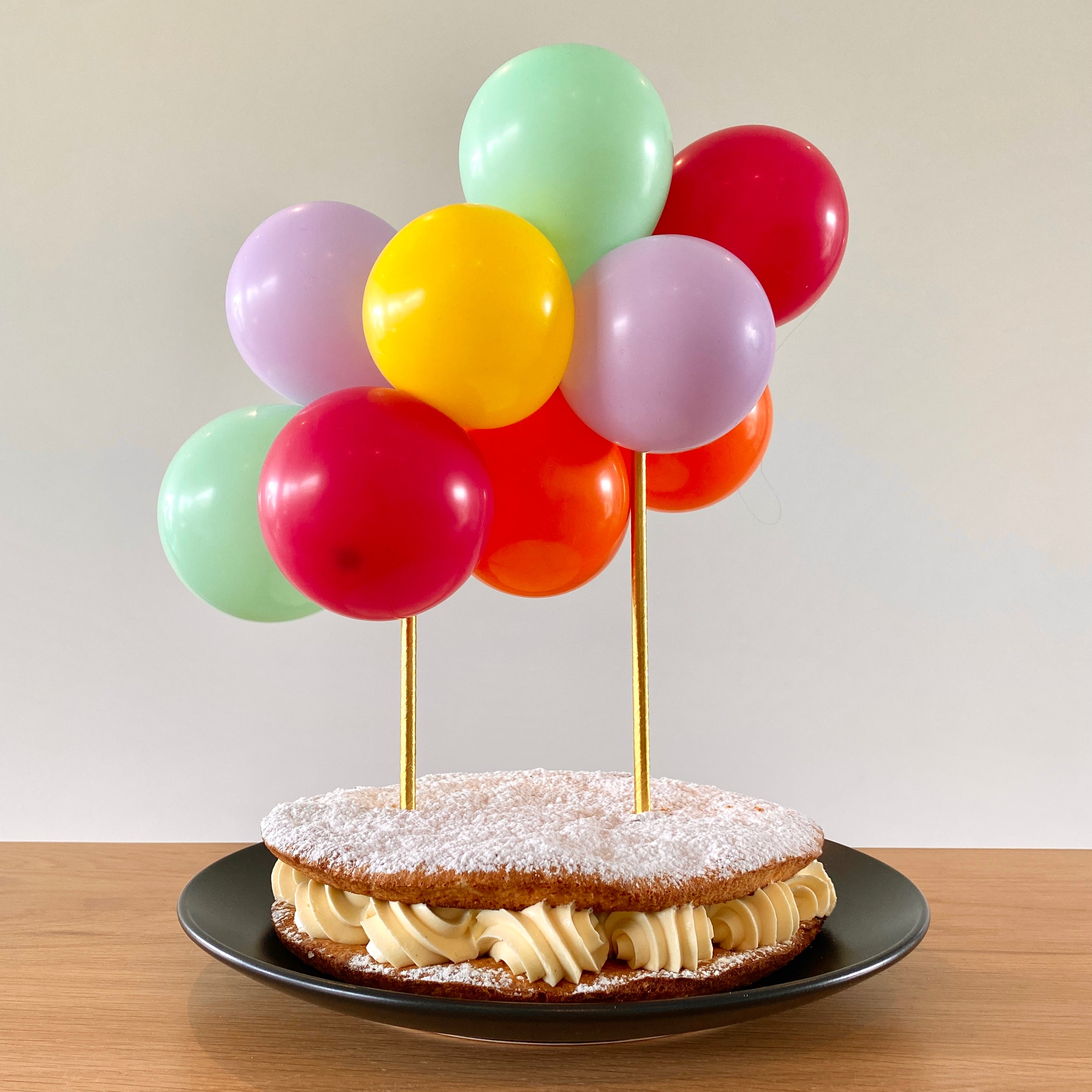 Ballonslinger mini taart feest deco decoratie cake kleurrijk paars roze geel groen oranje