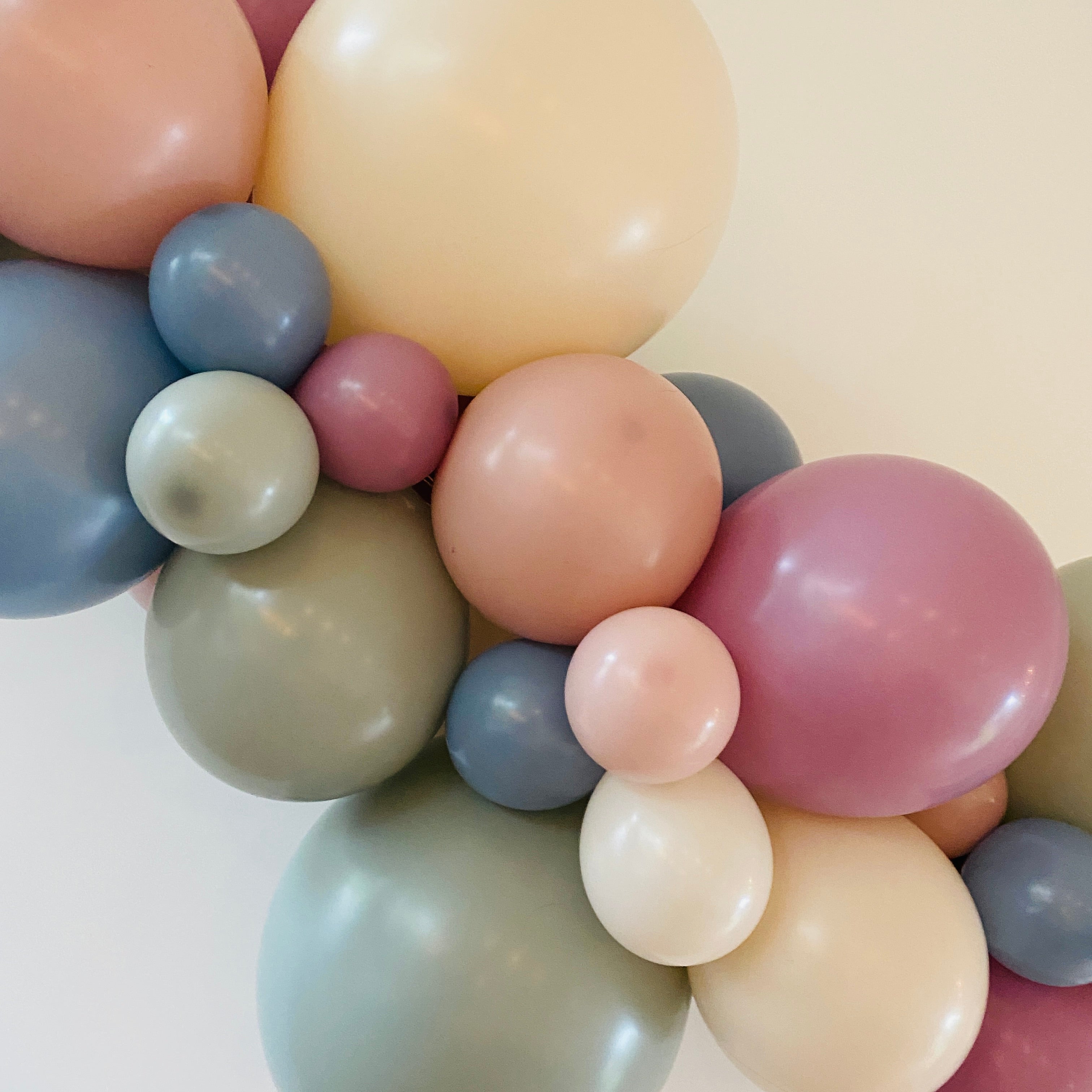ballonslinger ballonnenboog dusky dusk pastel kleuren lavendel creme laurier zacht roze zacht blauw verjaardag feest