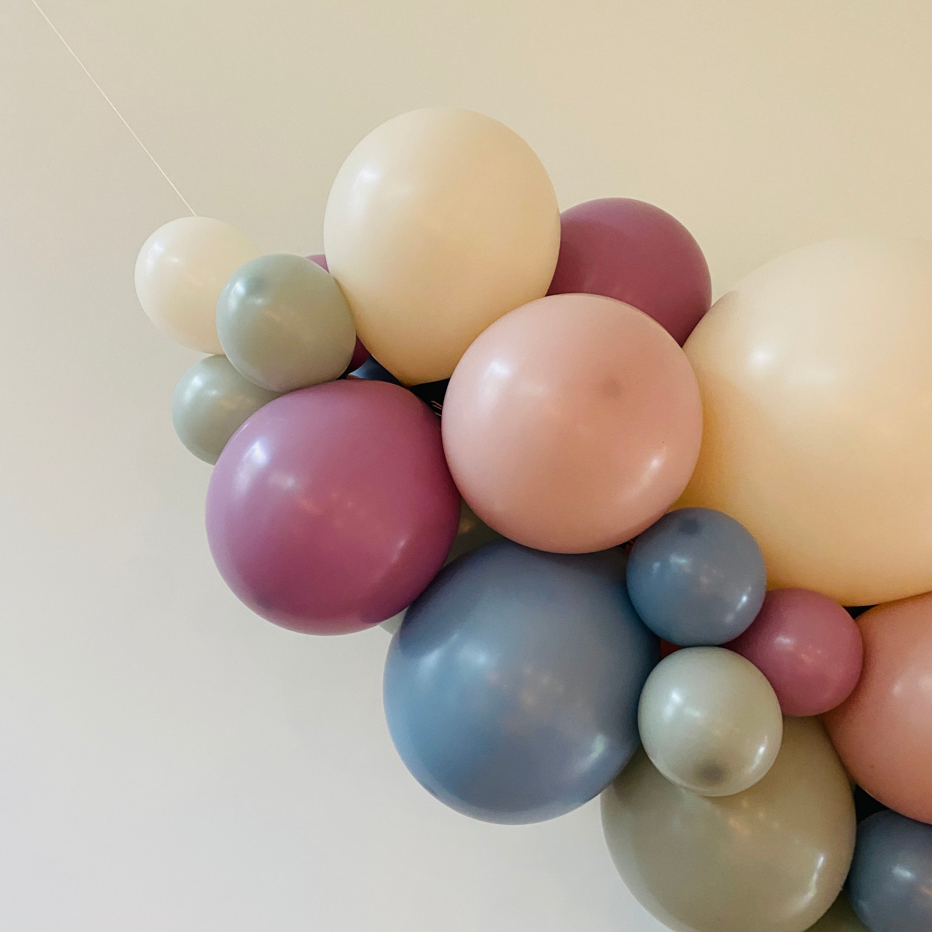 ballonslinger ballonnenboog dusky dusk pastel kleuren lavendel creme laurier zacht roze zacht blauw verjaardag feest