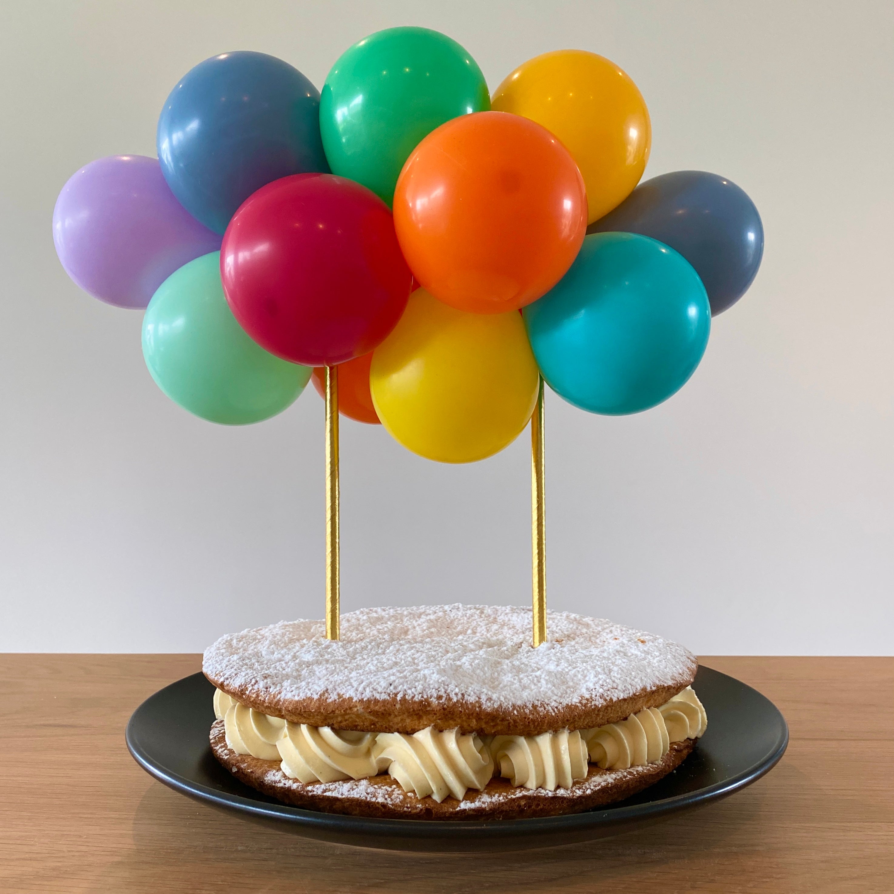 Mini ballonslinger taarttopper taart cake deco decoratie feest verjaardag kleur kleurrijk ballonnen rood roze oranje blauw groen paars aqua pastel geel