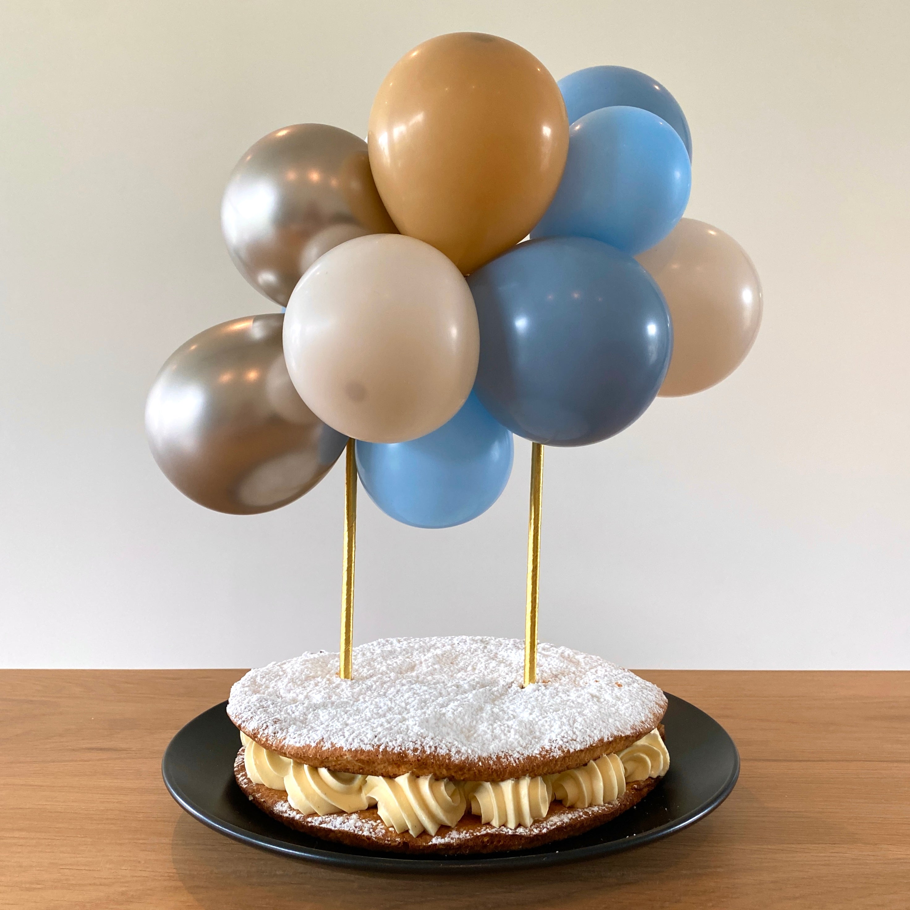 Mini ballonslinger taarttopper feest deco decoratie taart cake blauw nude zand latte champagne