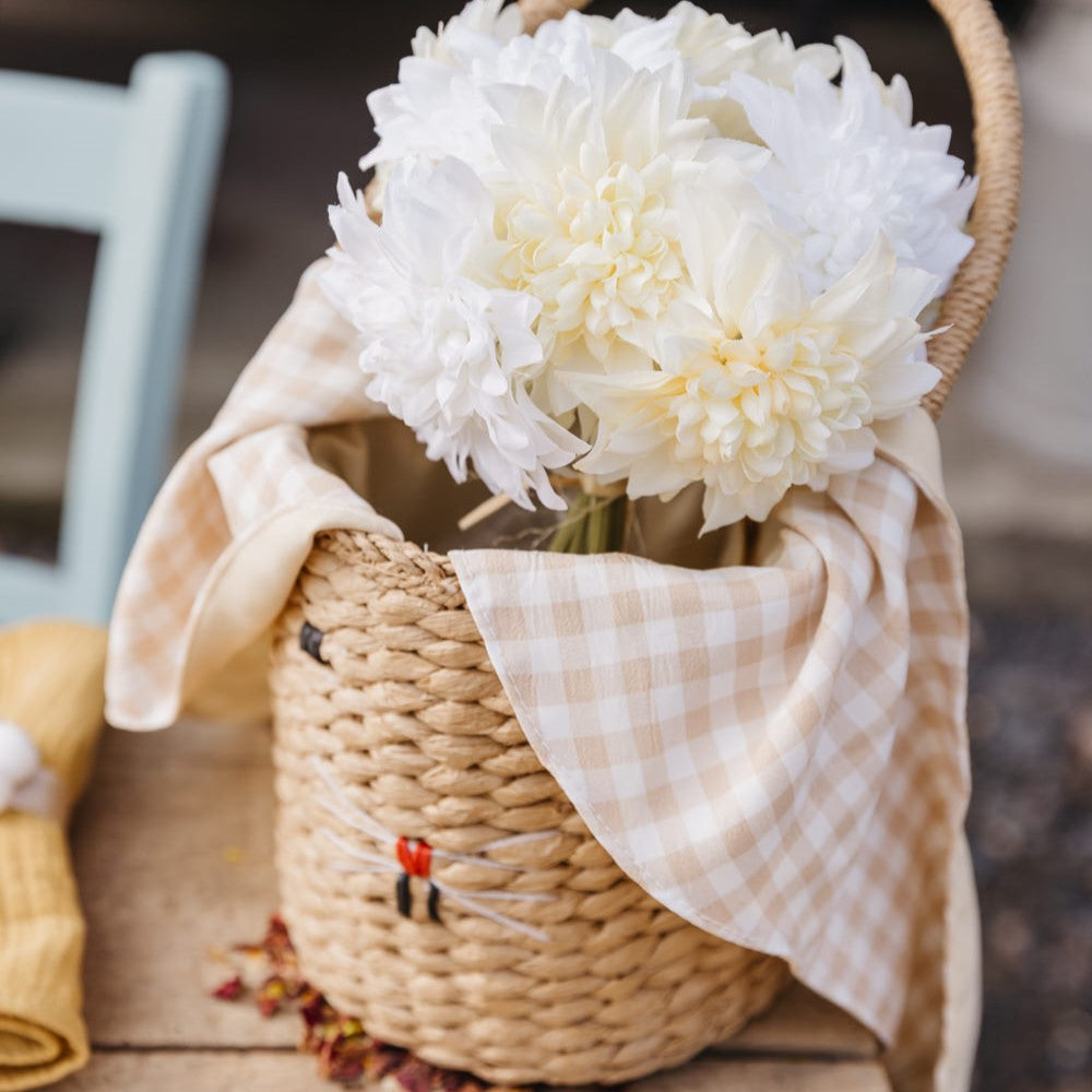 Mandje Paaseitjes nude ecru beige zand met pompon