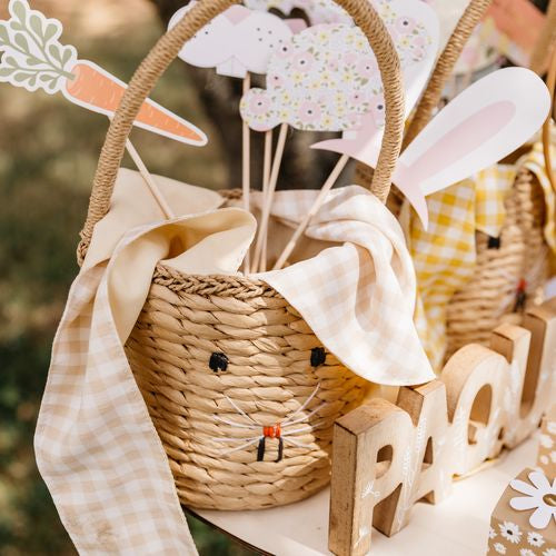 Mandje Paaseitjes nude ecru beige zand met pompon