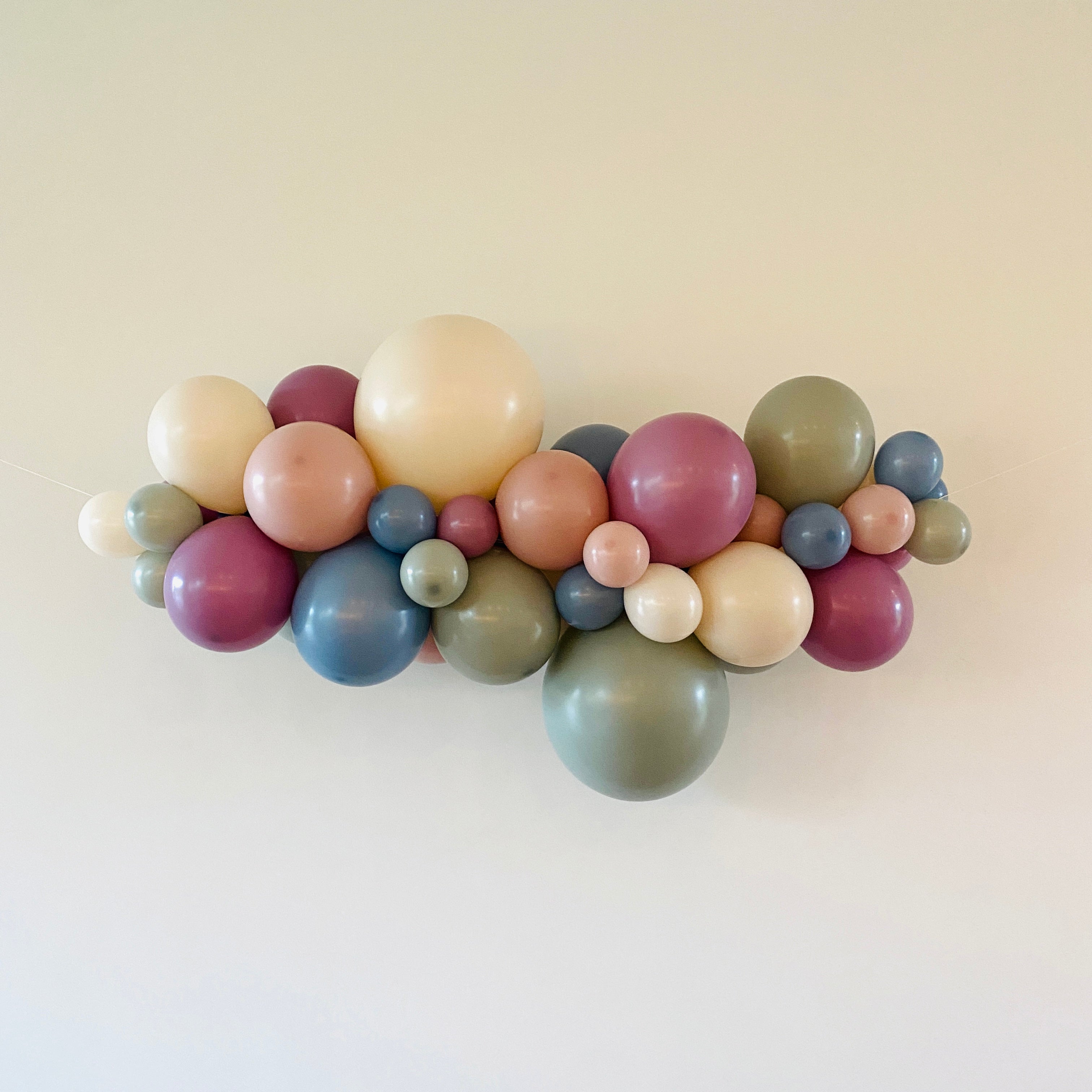 ballonslinger ballonnenboog dusky dusk pastel kleuren lavendel creme laurier zacht roze zacht blauw verjaardag feest