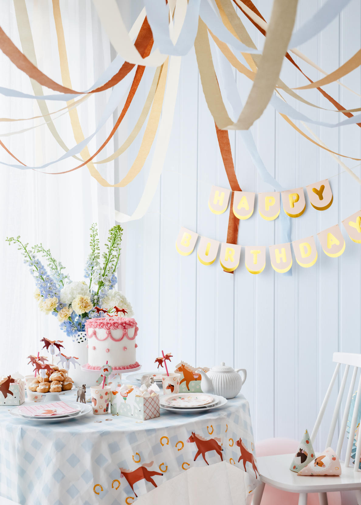 Crepepapieren streamers blauw creme latte bruin goud feest deco decoratie verjaardag