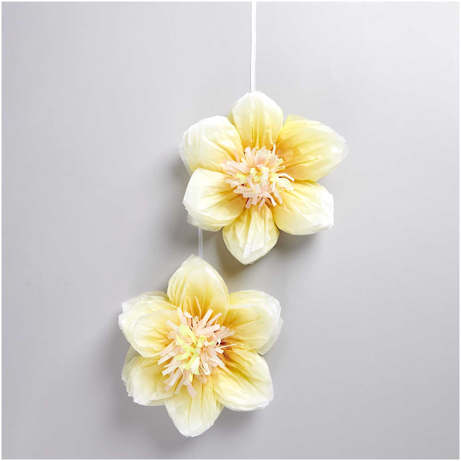 papieren bloemen tissue papier narcissen deco geel fest deco decoratie verjaardag pasen lente lentefeest communie