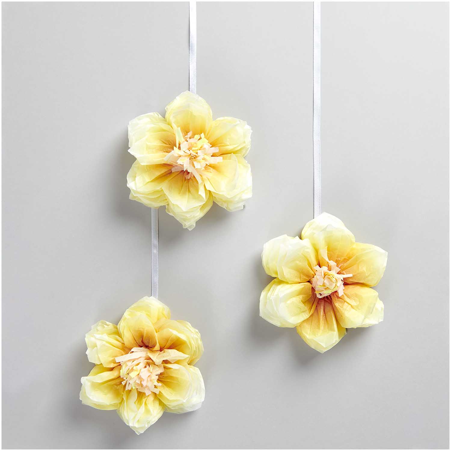 papieren bloemen tissue papier narcissen deco geel fest deco decoratie verjaardag pasen lente lentefeest communie