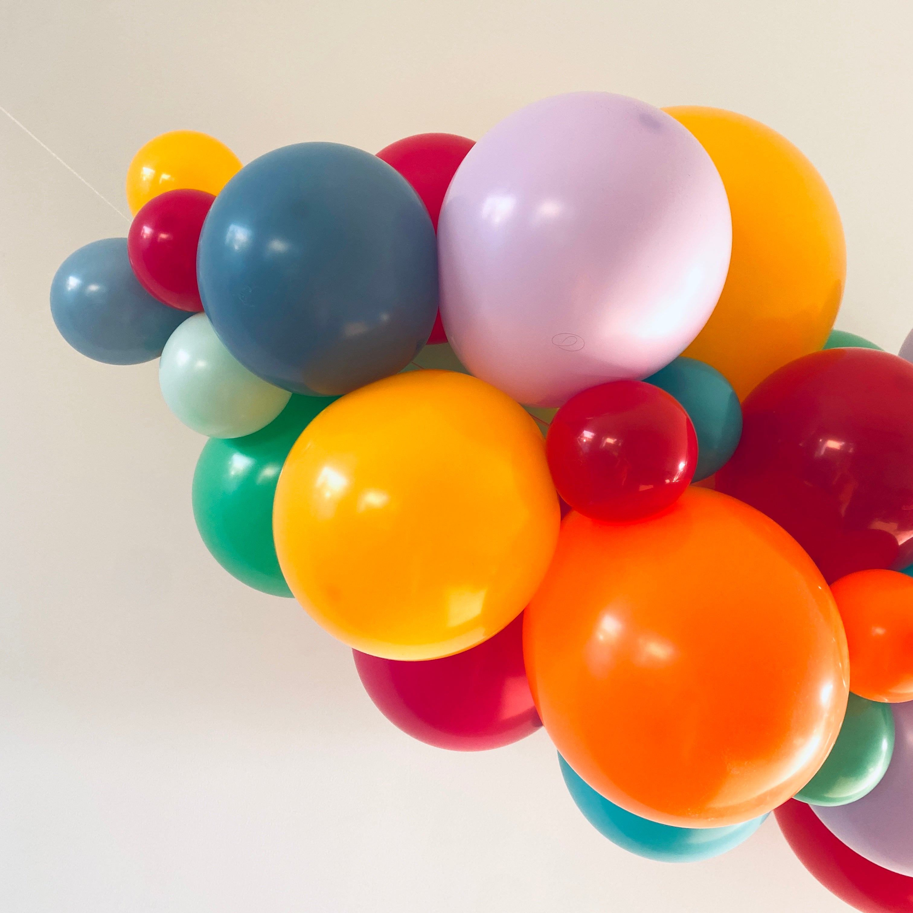 ballonslinger ballonnenboog Jesse kleurrijk feest deco decoratie geel oranje blauw aqua groen paars zacht blauw rood pastel paars pastel groen