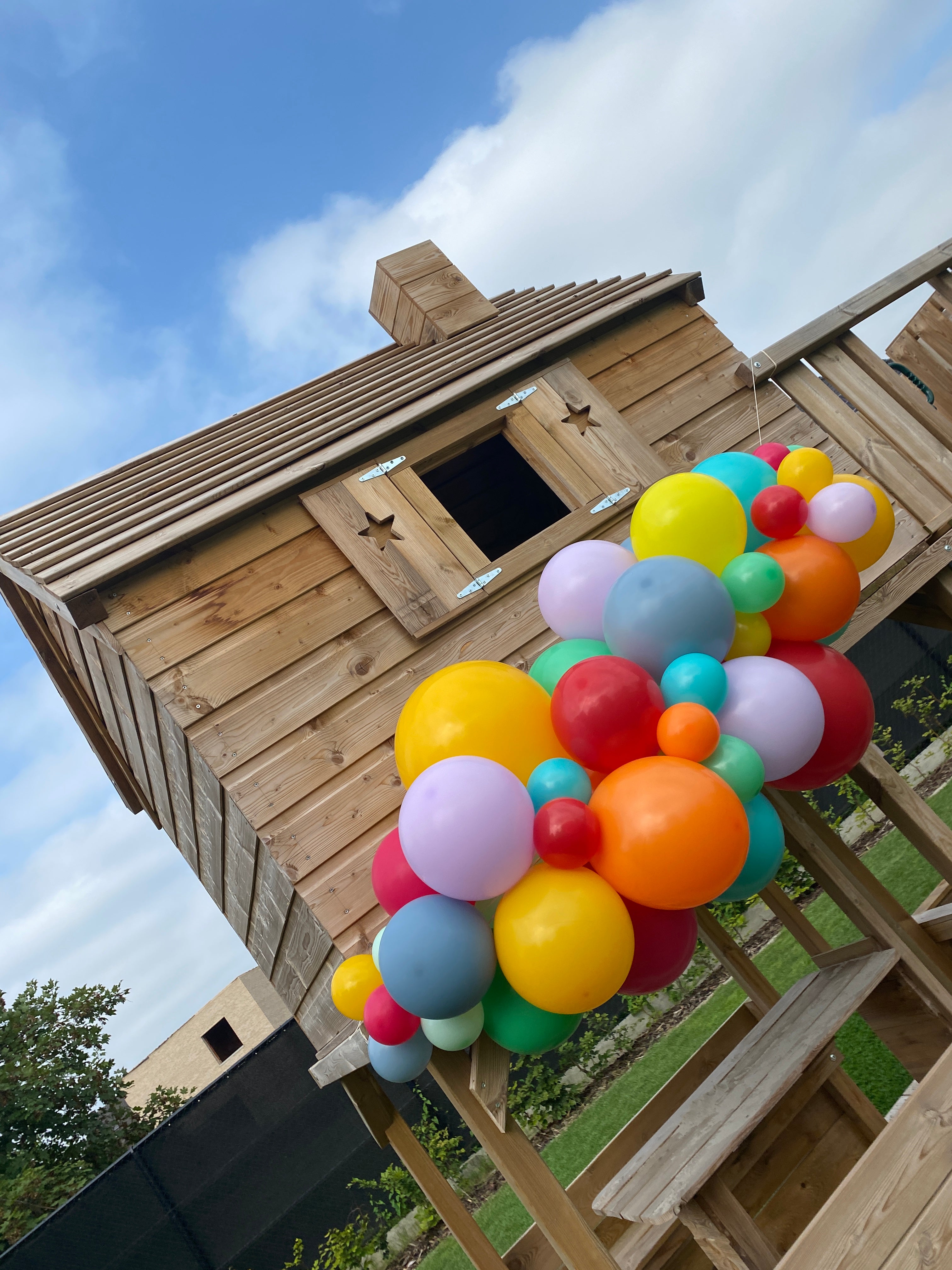 ballonslinger ballonnenboog Jesse kleurrijk feest deco decoratie geel oranje blauw aqua groen paars zacht blauw rood pastel paars pastel groen