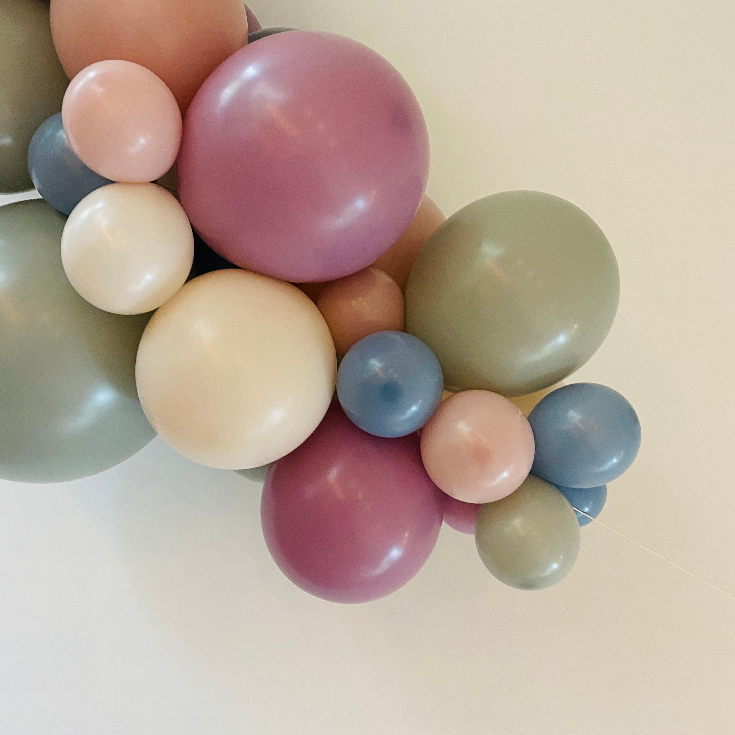 ballonslinger ballonnenboog dusky dusk pastel kleuren lavendel creme laurier zacht roze zacht blauw verjaardag feest