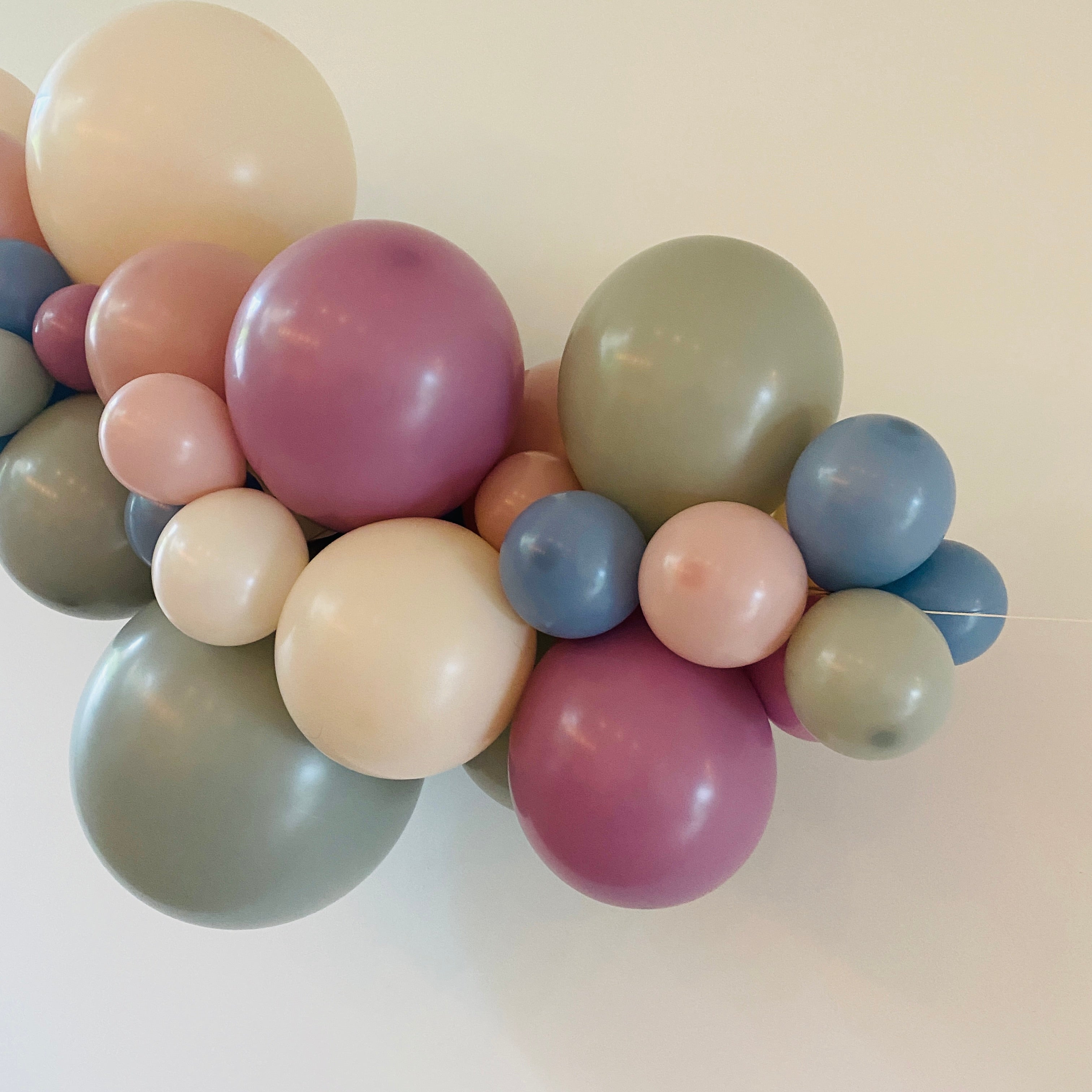 ballonslinger ballonnenboog dusky dusk pastel kleuren lavendel creme laurier zacht roze zacht blauw verjaardag feest