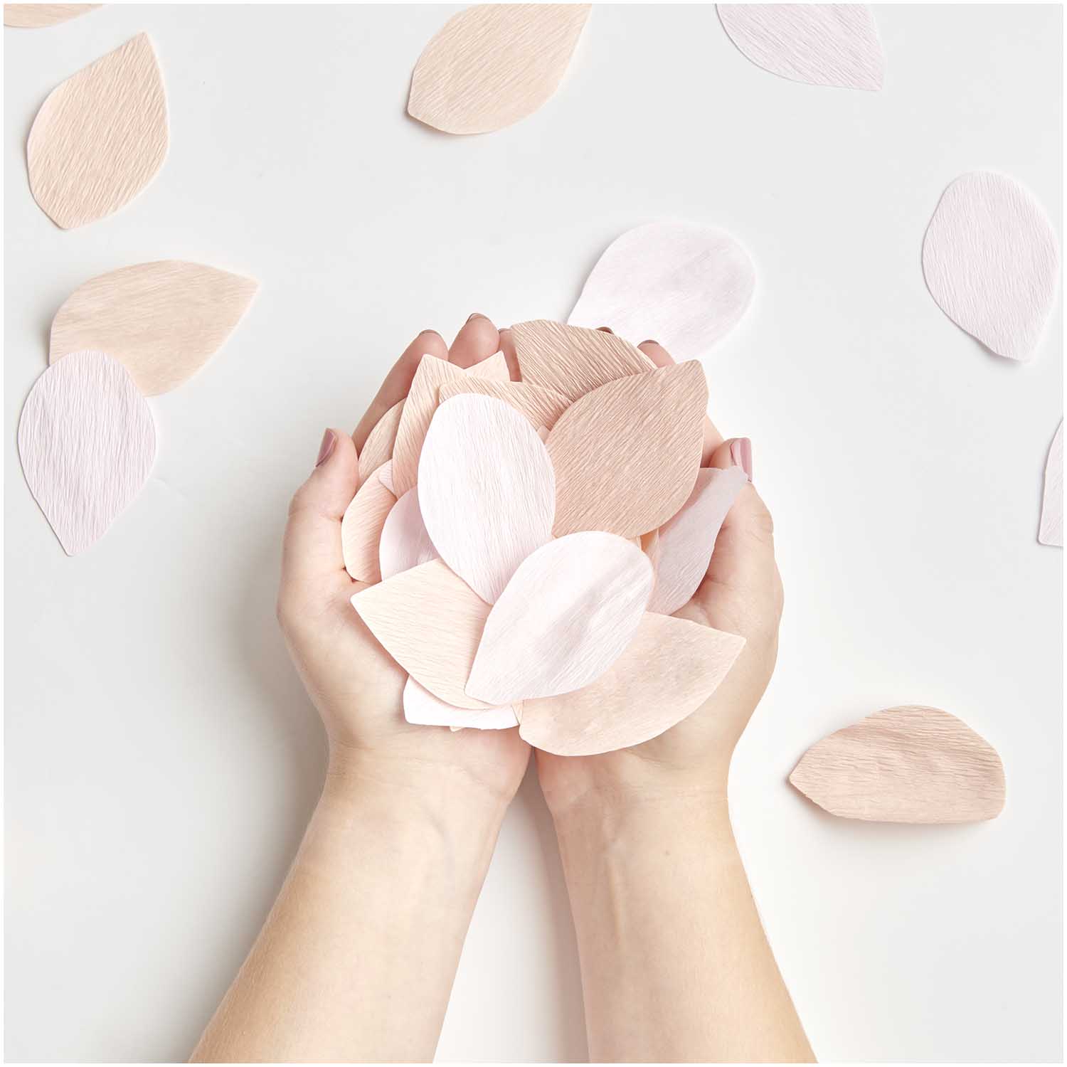 confetti crèpe papier rozenblaadjes feest deco decoratie tafel huwelijk communie nude blush ecru