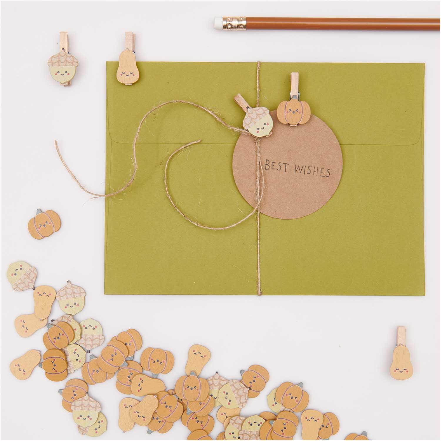 Houten confetti kleur pompoenen en eikels