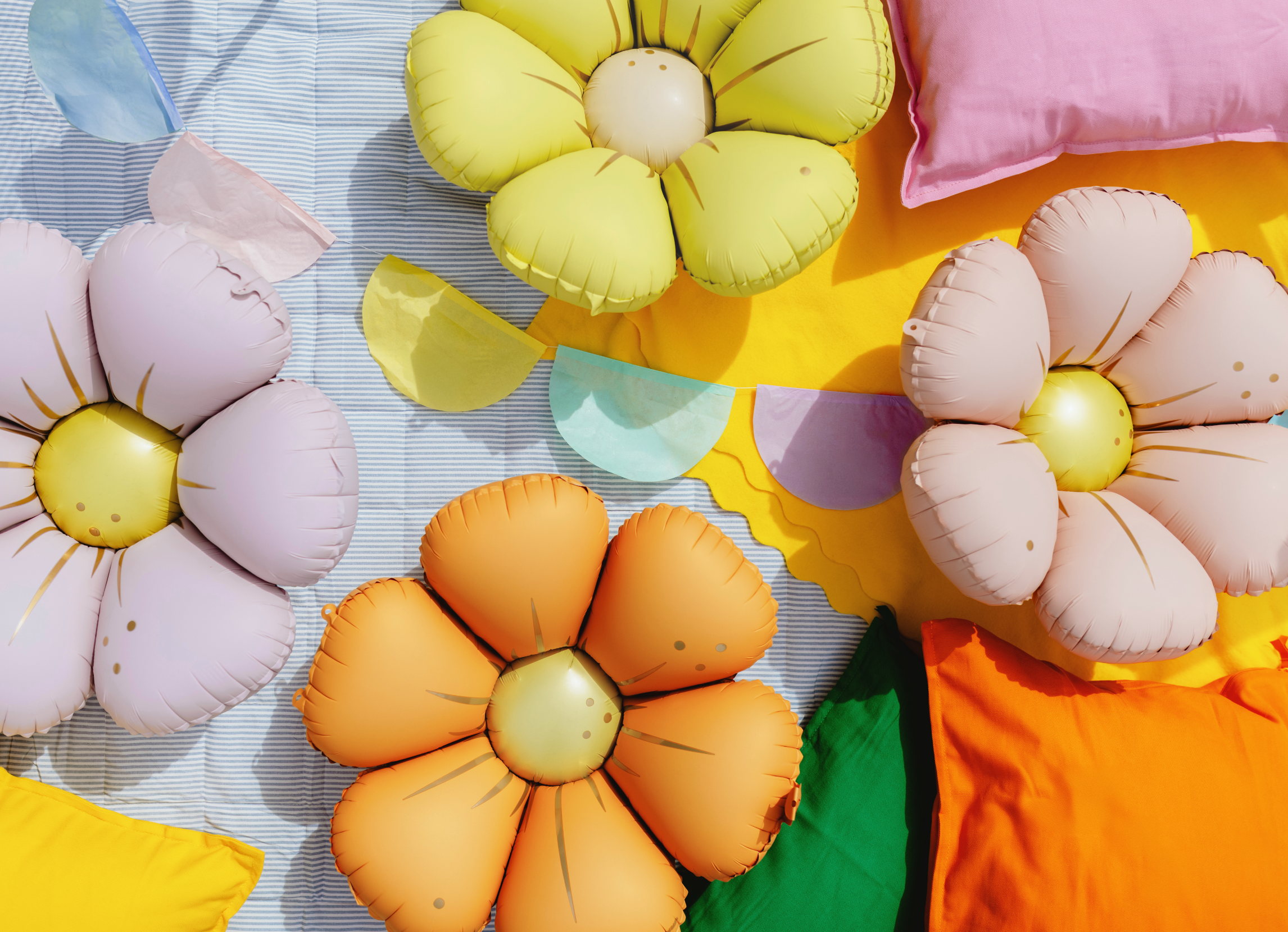 folieballonnen_bloemen_vier_kleuren oranje geel roze licht roze daisy madeliefsjes feest deco decoratie verjaardag lentefeest communie