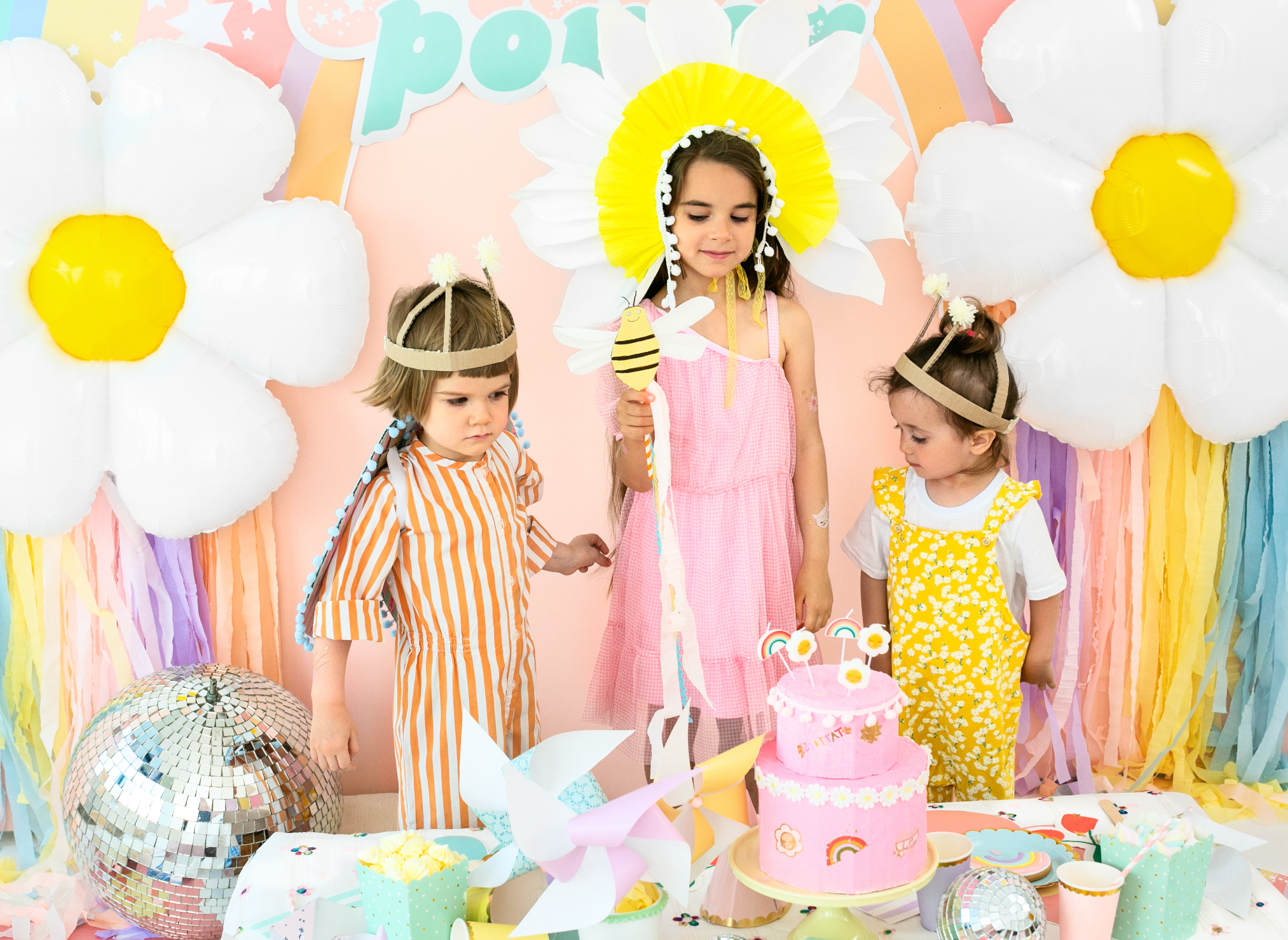 kaarsen bloemen en regenbogen feest deco decoratie verjaardag lente zomer kleurrijk