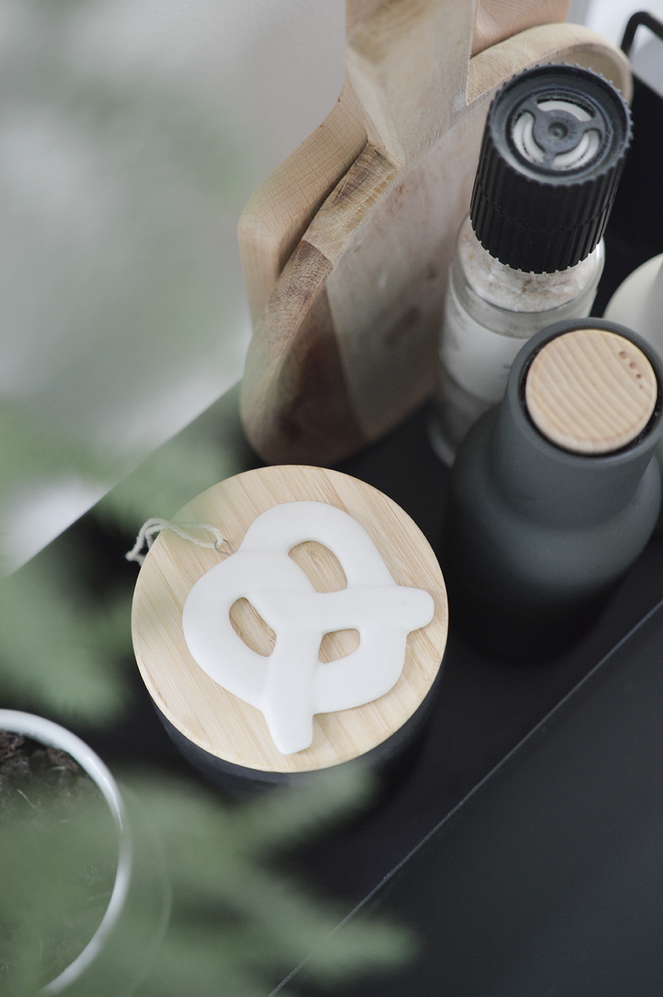 ornament kerstbal pretzel wit keramiek delight departement