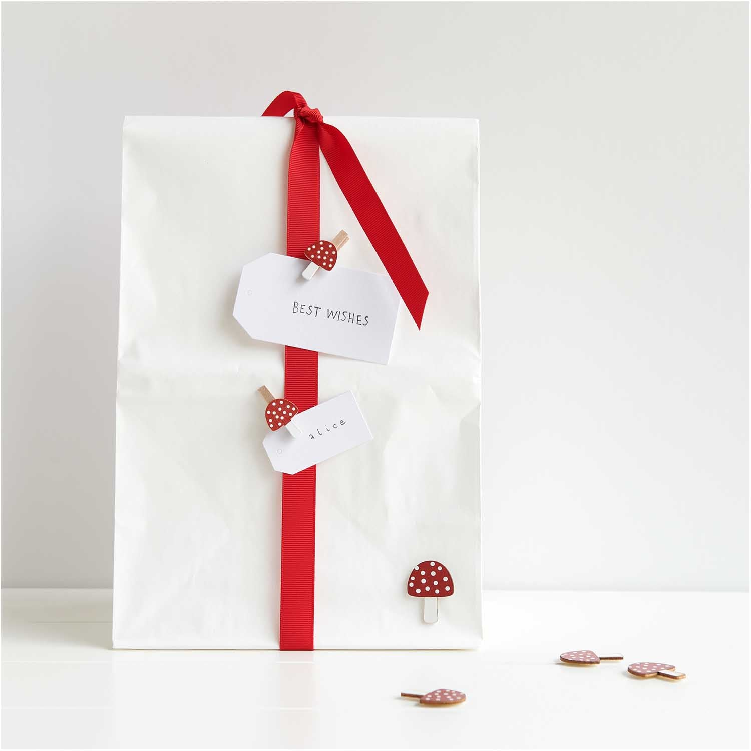 Houten stickers gekleurd paddenstoelen