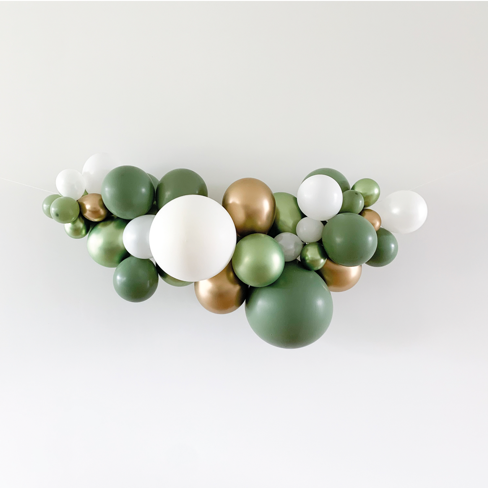 Ballonslinger ballonnenboog eucalyptus olijf groen goud wit als feestdecoratie