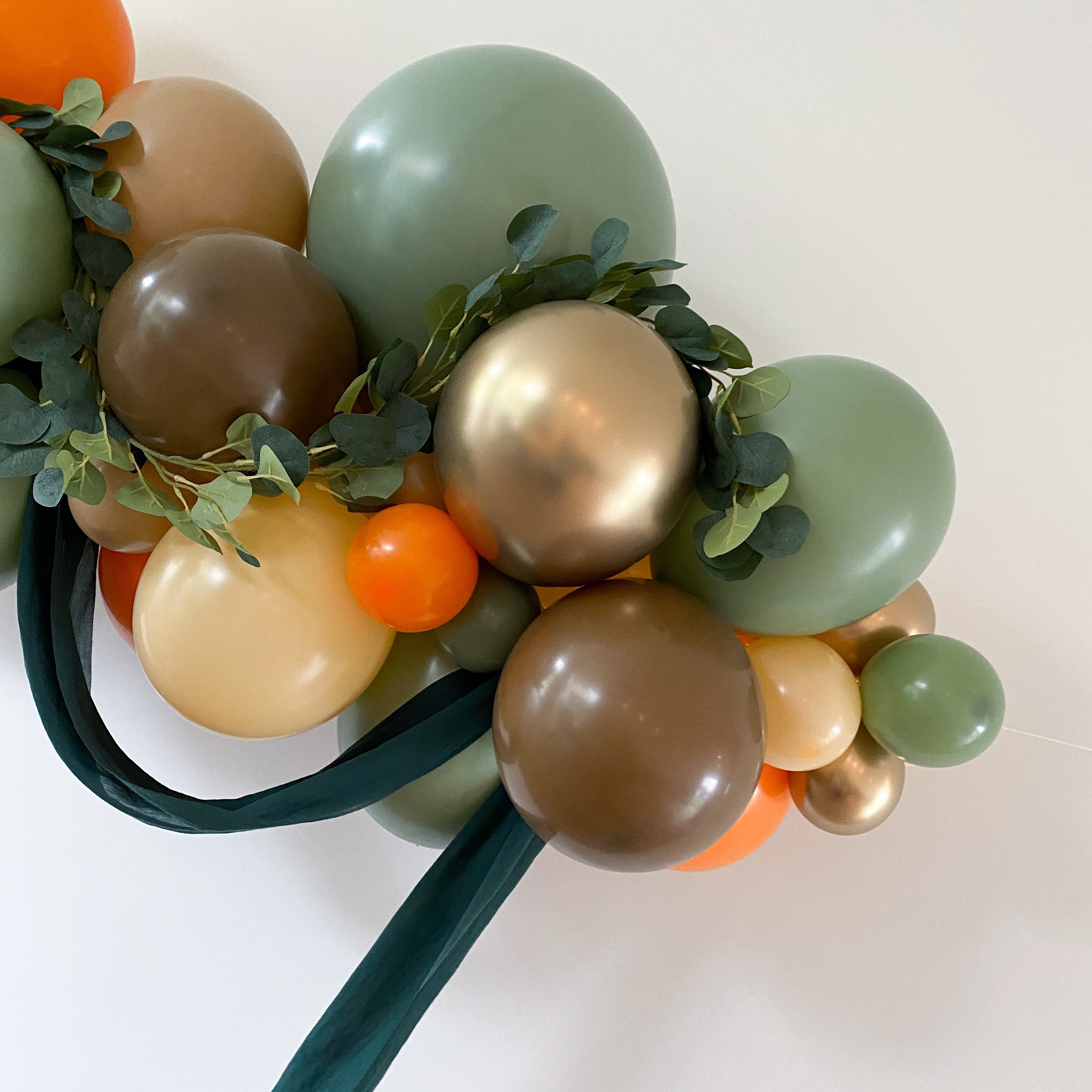 Ballonslinger ballonnenboog safari eucalyptus bruin oranje blush nude dieren verjaardag feest deco decoratie