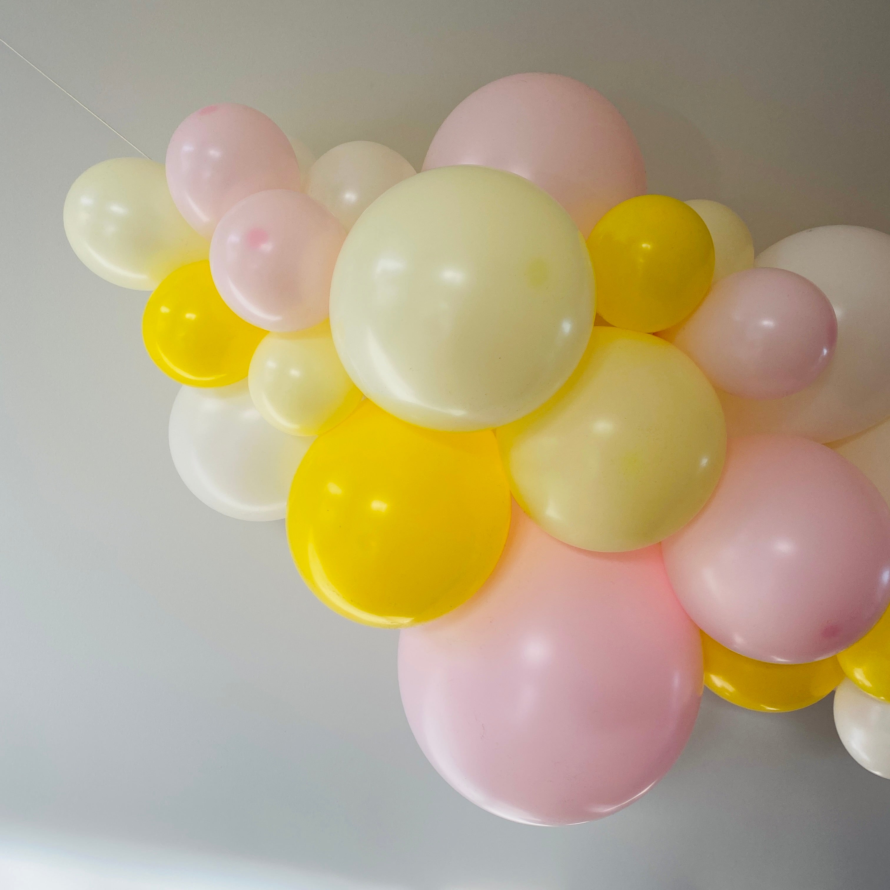 Ballonslinger lovely wit geel roze pastel verjaardag feest decoratie