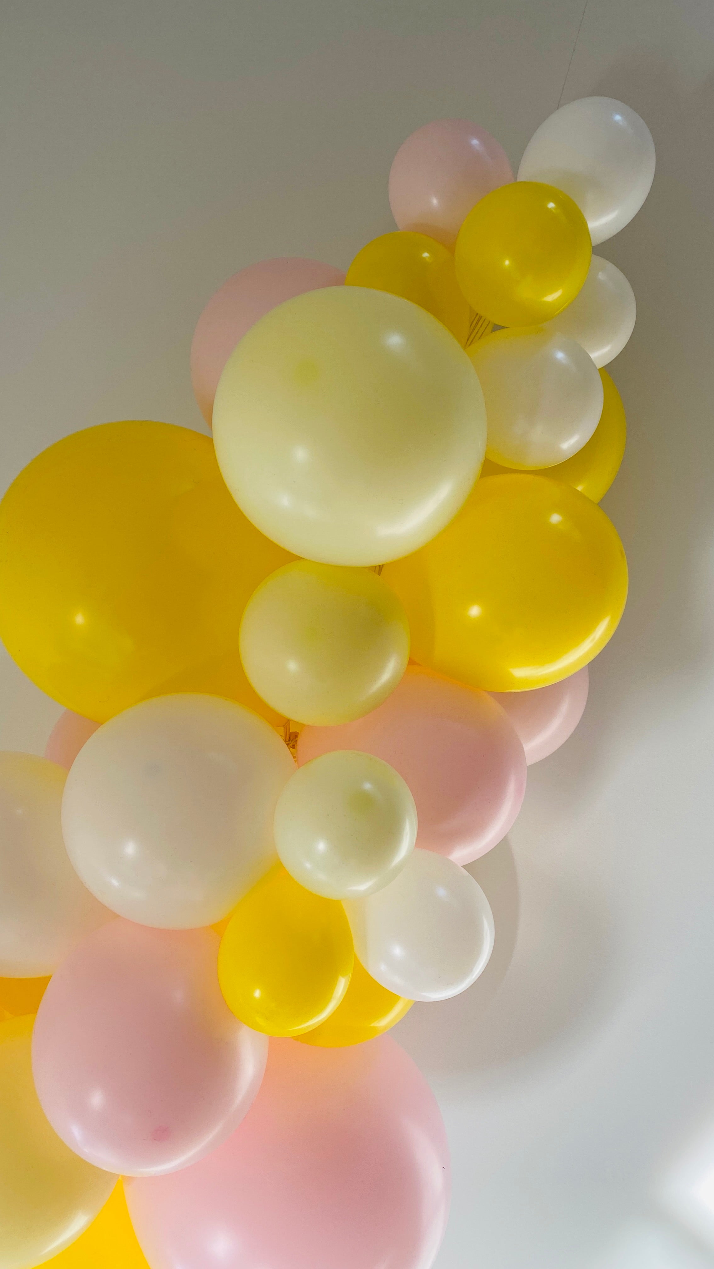 Ballonslinger lovely wit geel roze pastel verjaardag feest decoratie