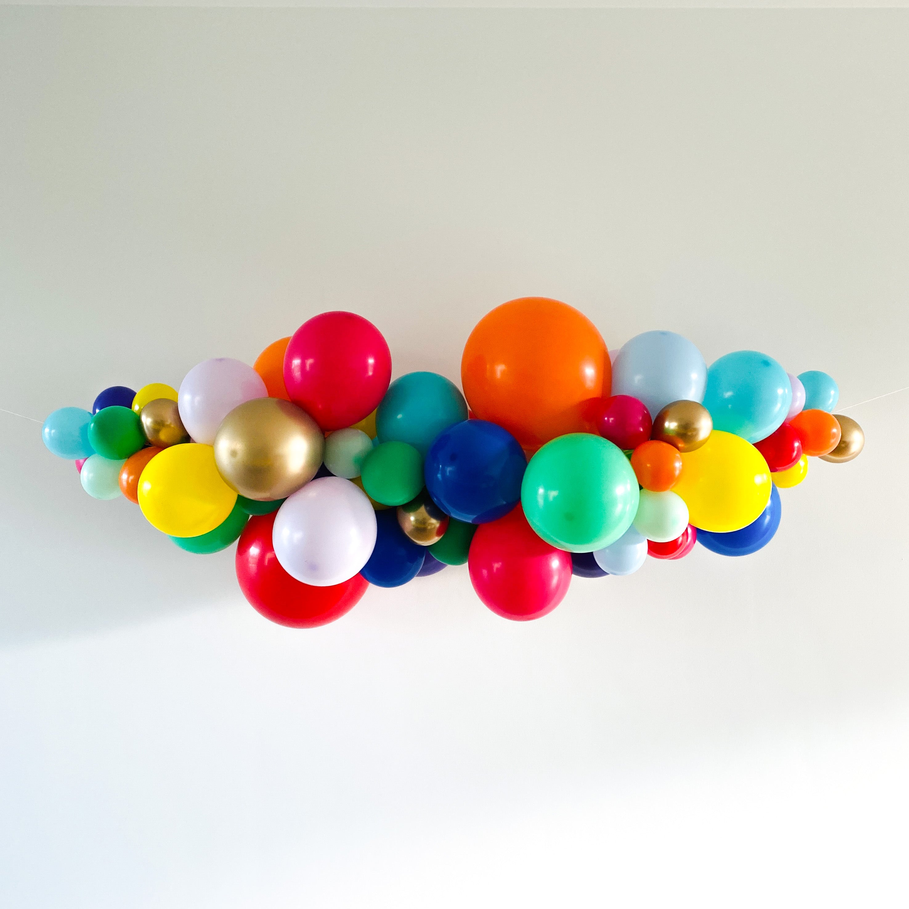 Ballonslinger kleurrijk regenboog felle kleuren ballonnen feest deco verjaardag