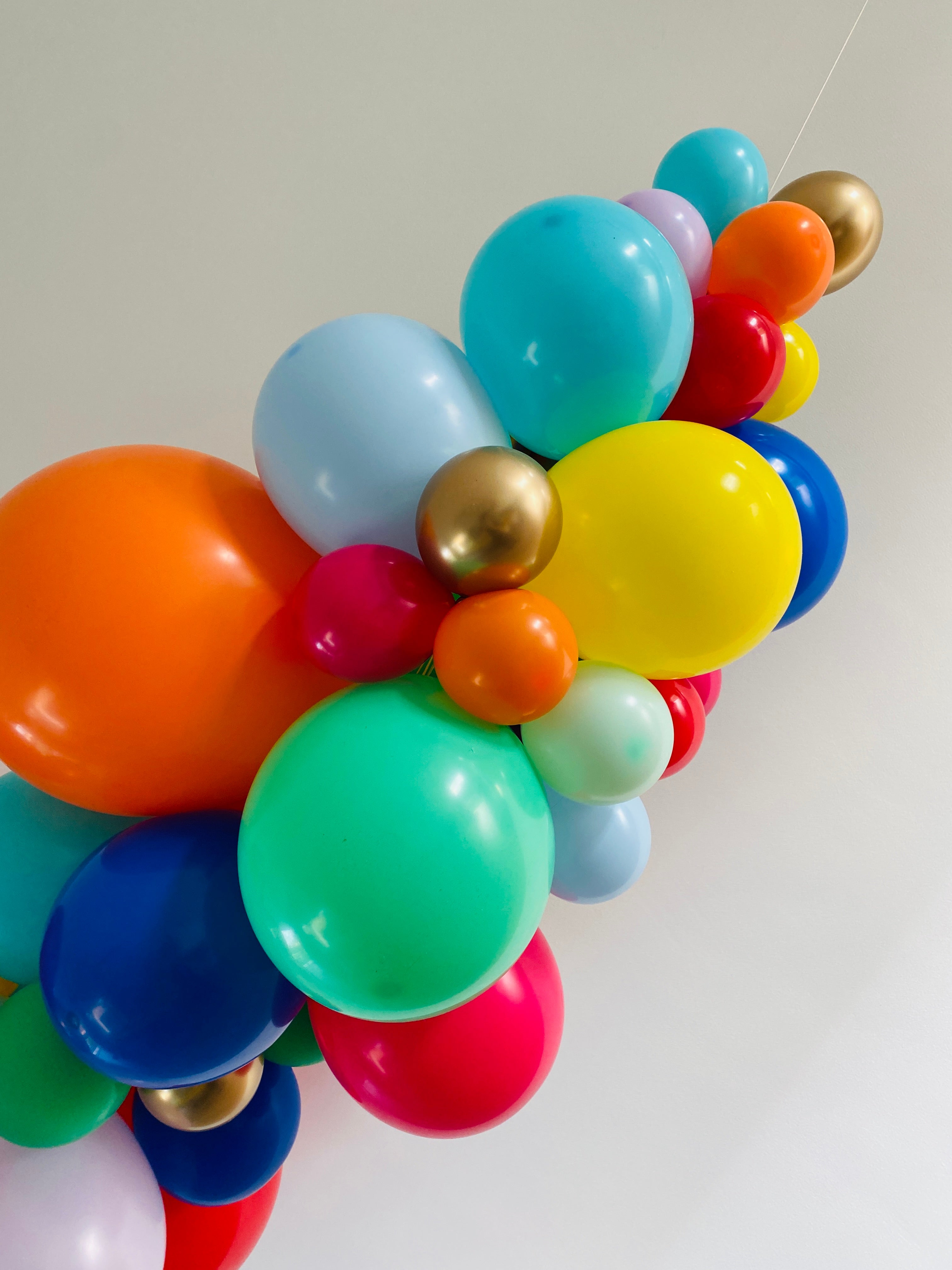 Ballonslinger kleurrijk regenboog felle kleuren ballonnen feest deco verjaardag