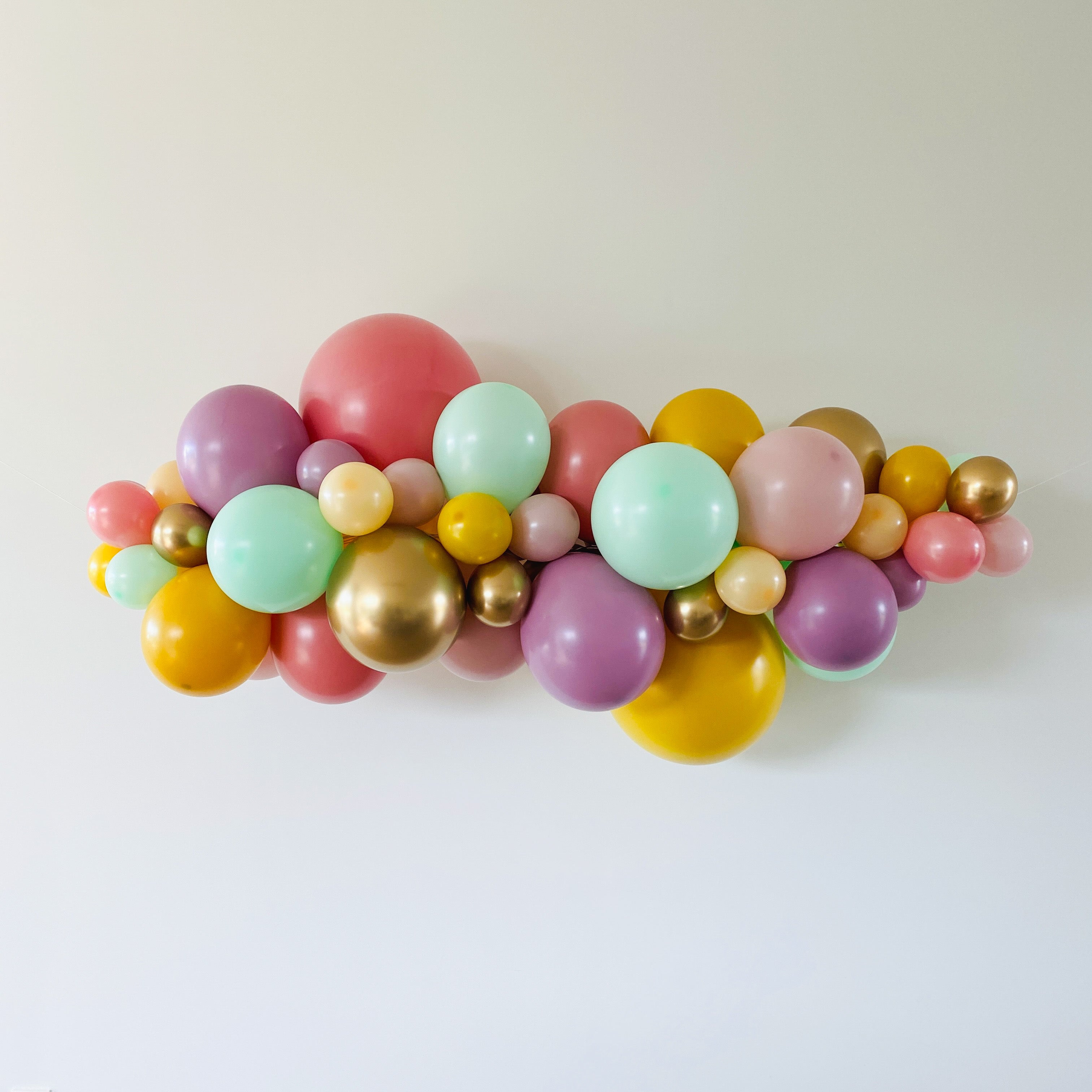 Ballonslinger ballonnenboog soft oud roze paars oker geel mosterd blush pastel groen goud verjaardag