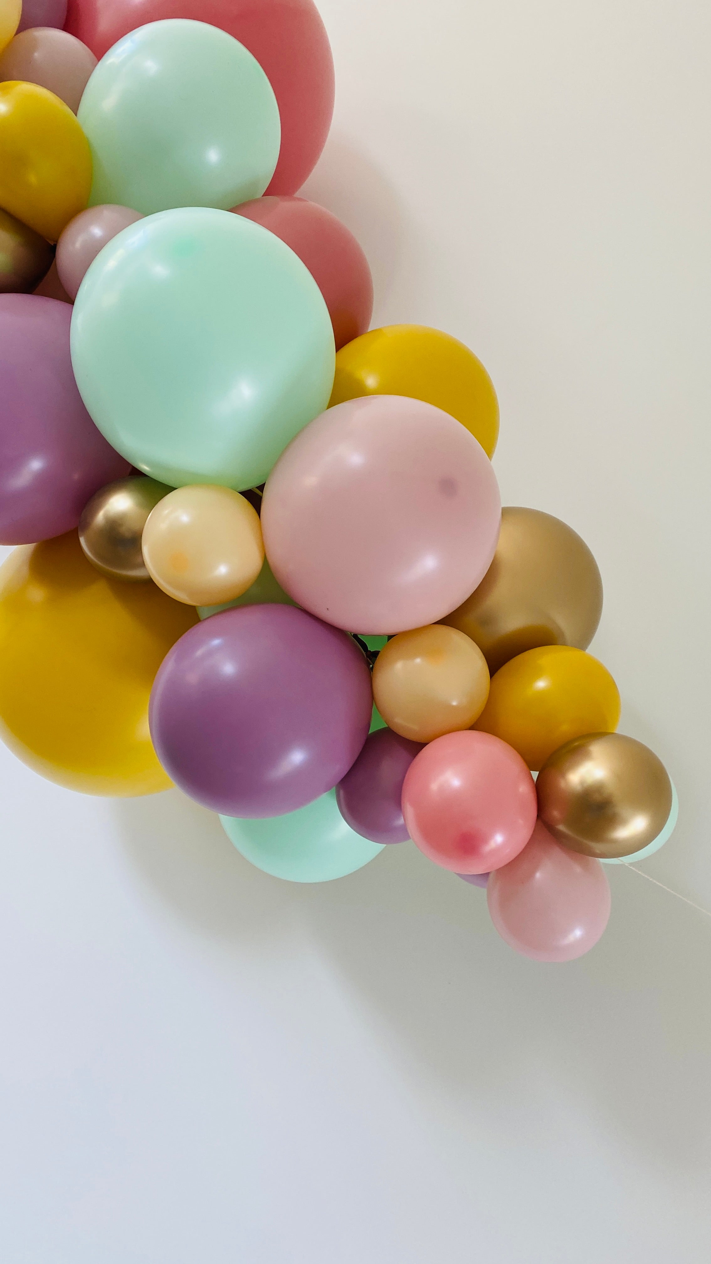 Ballonslinger ballonnenboog soft oud roze paars oker geel mosterd blush pastel groen goud verjaardag