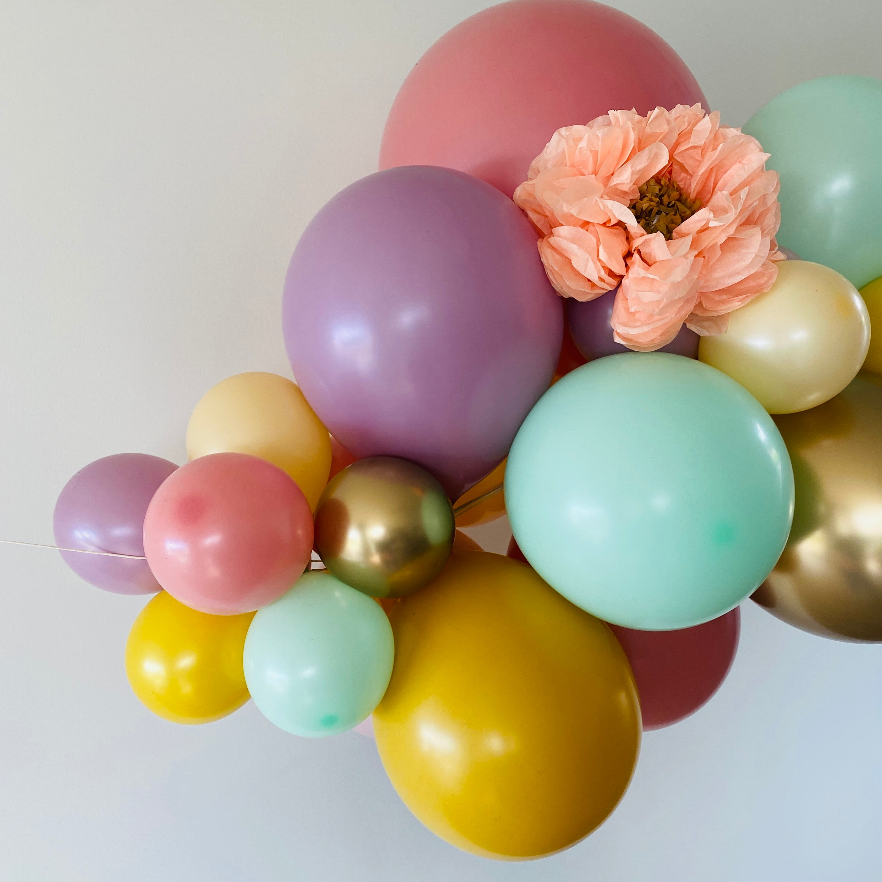 Ballonslinger ballonnenboog soft oud roze paars oker geel mosterd blush pastel groen goud verjaardag
