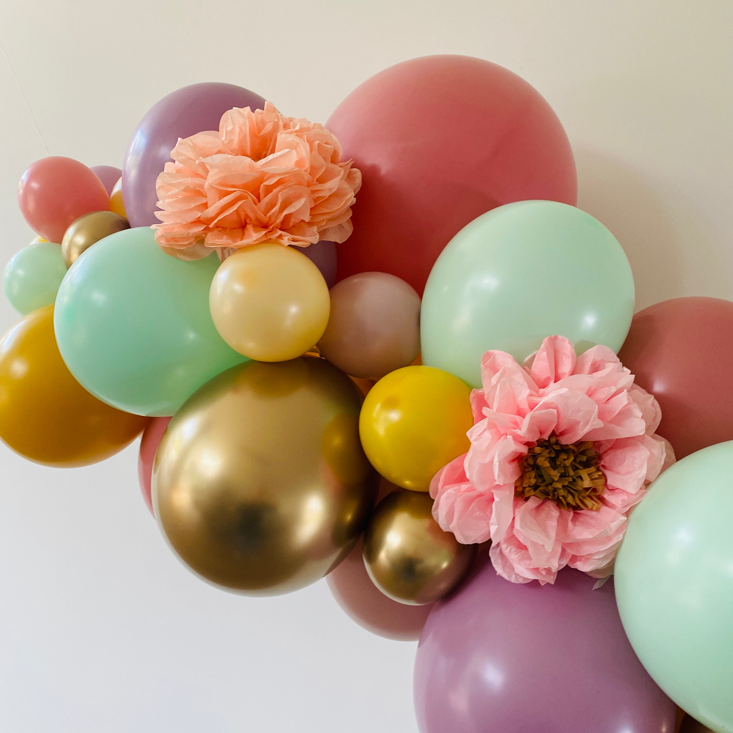 Ballonslinger ballonnenboog soft oud roze paars oker geel mosterd blush pastel groen goud verjaardag