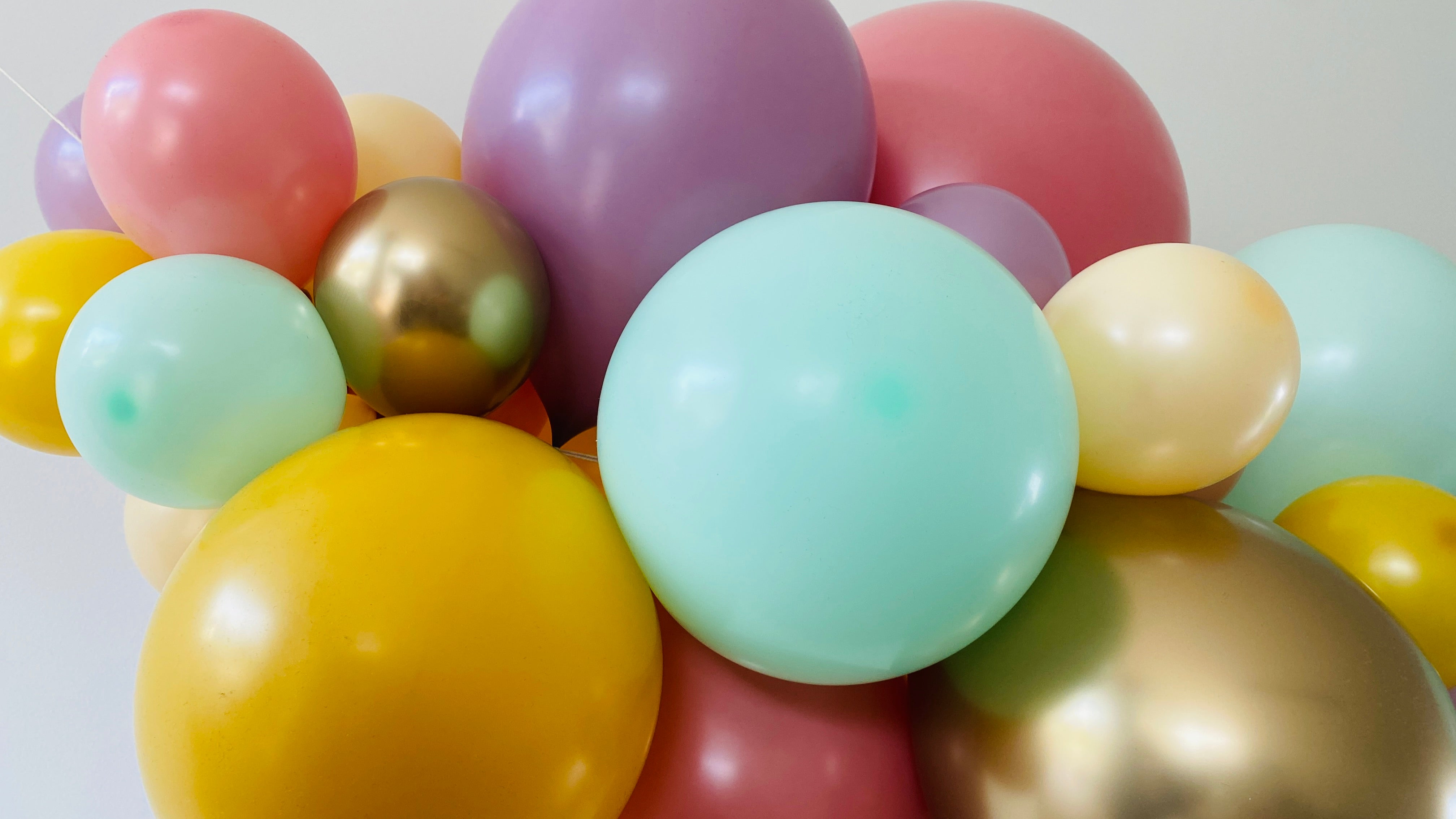 Ballonslinger ballonnenboog soft oud roze paars oker geel mosterd blush pastel groen goud verjaardag