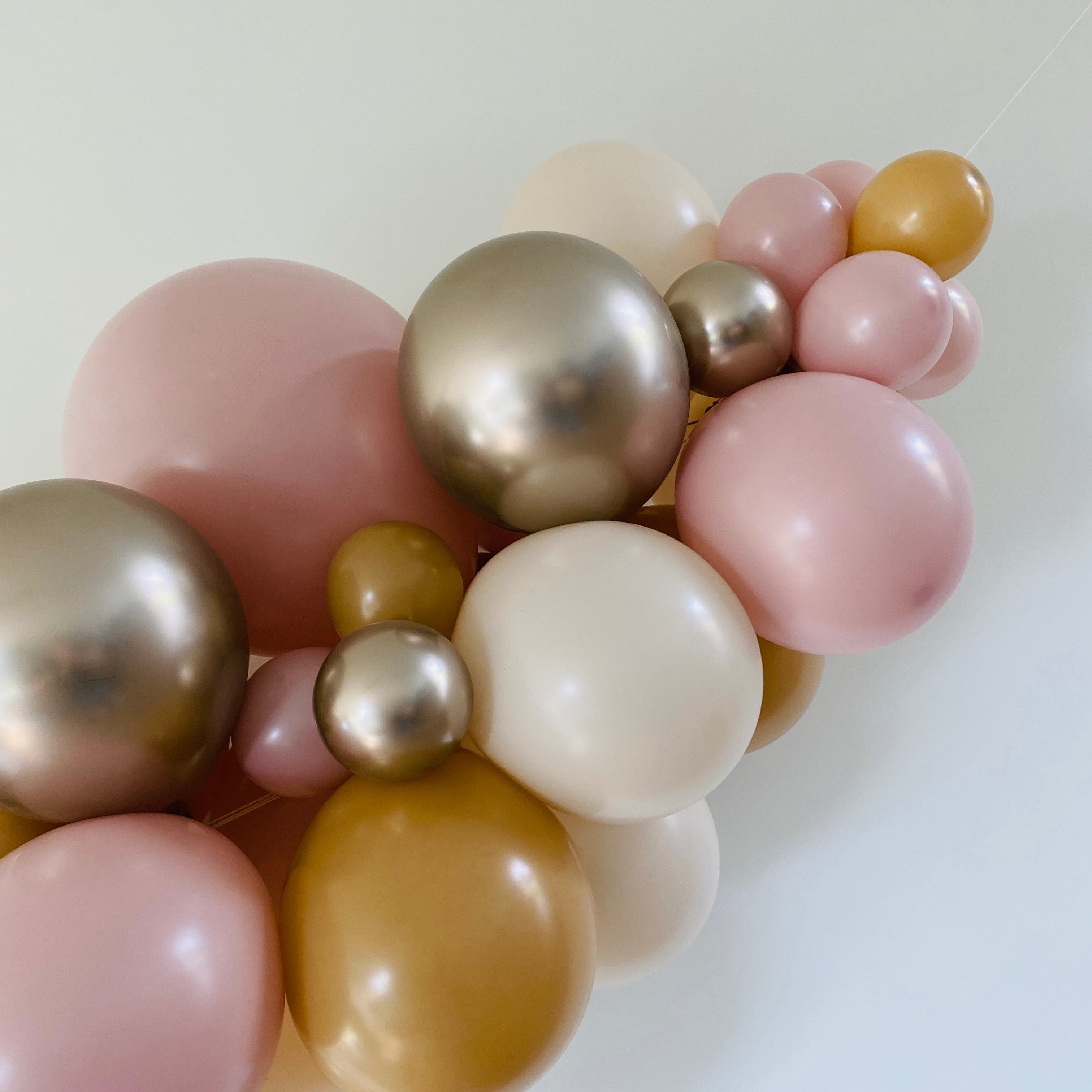 Ballonslinger ballonnenboog dusky rose pink rose zacht crème nude latte champagne