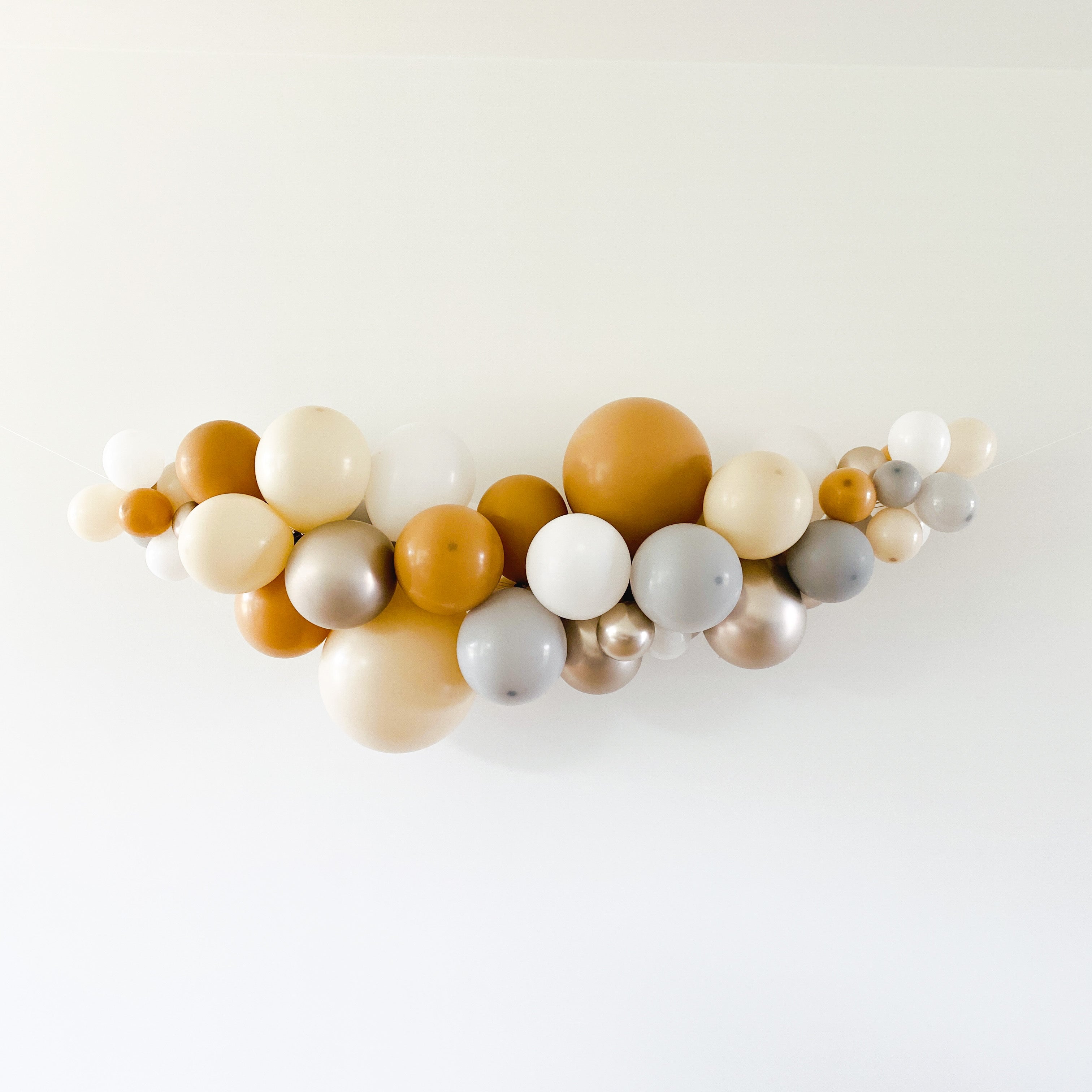 Ballonslinger zand wit latte grijs champagne feest decoratie ballonnenboog