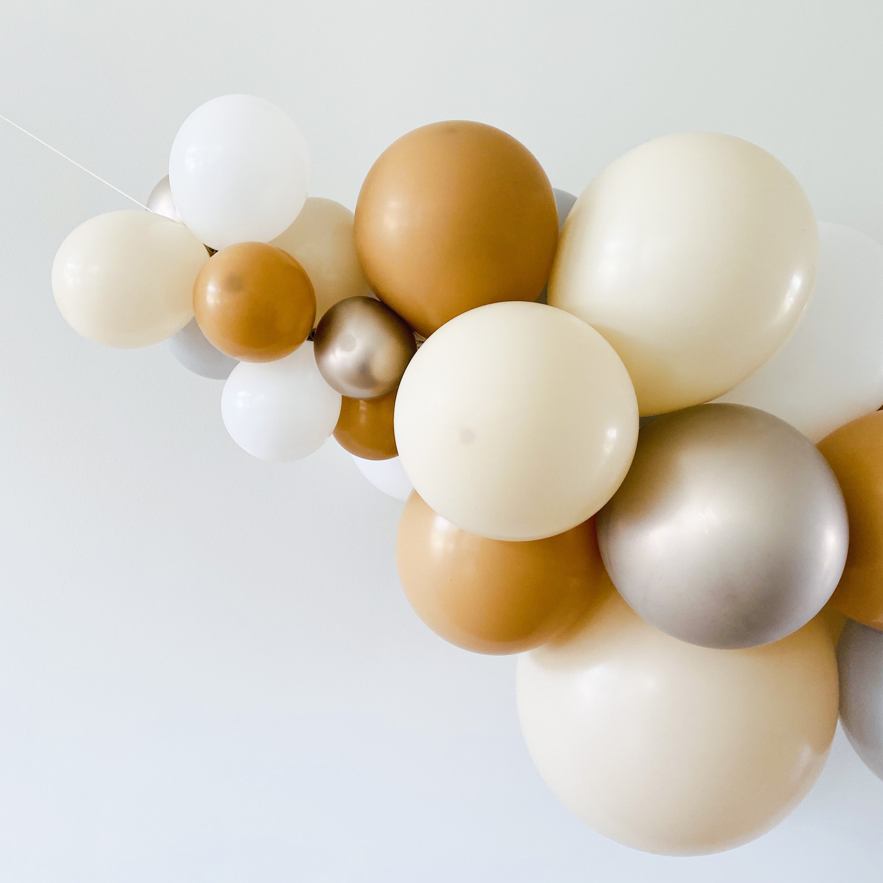 Ballonslinger zand wit latte grijs champagne feest decoratie ballonnenboog