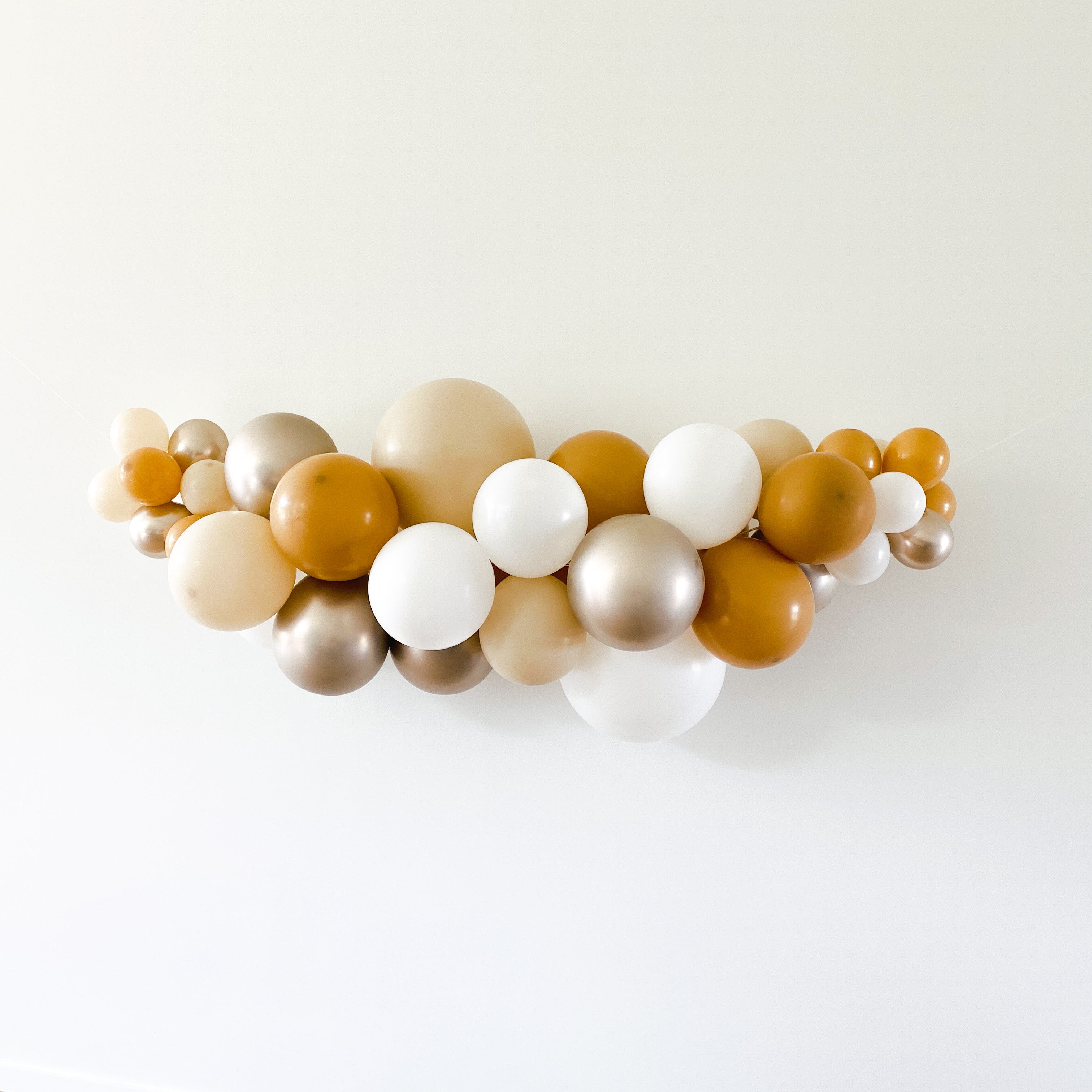Ballonsinger zand wit champagne latte ecru feest decoratie ballonnen ballonnenboog