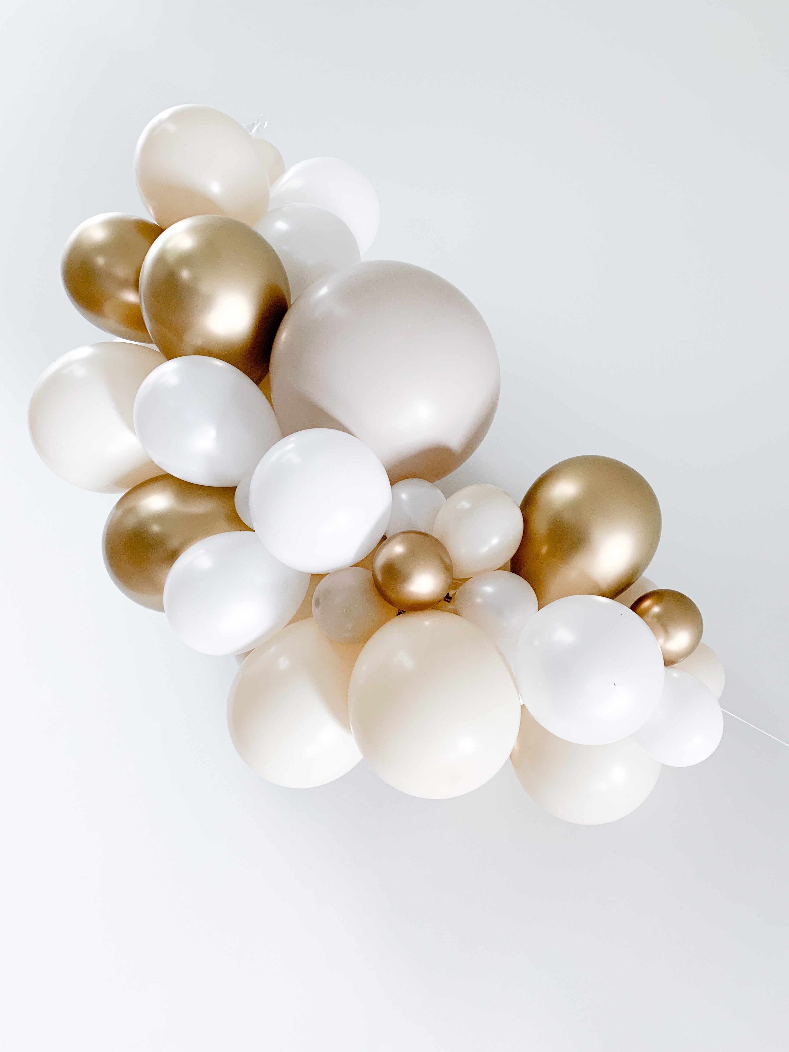 Ballonslinger ballonnenboog zand beige nude goud wit als feestdecoratie