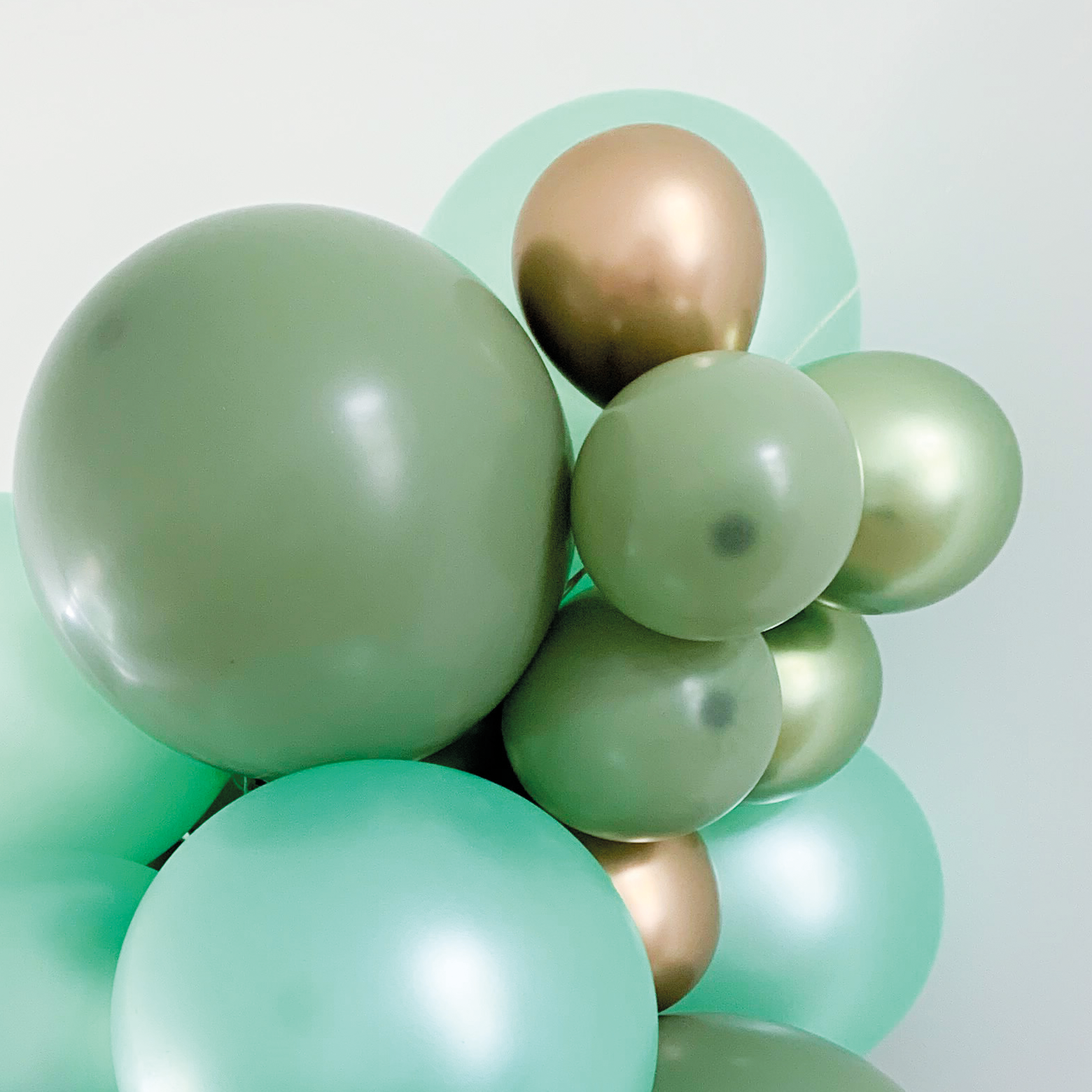 Ballonslinger ballonnenboog jungle eucalyptus olijf groen goud als feestdecoratie