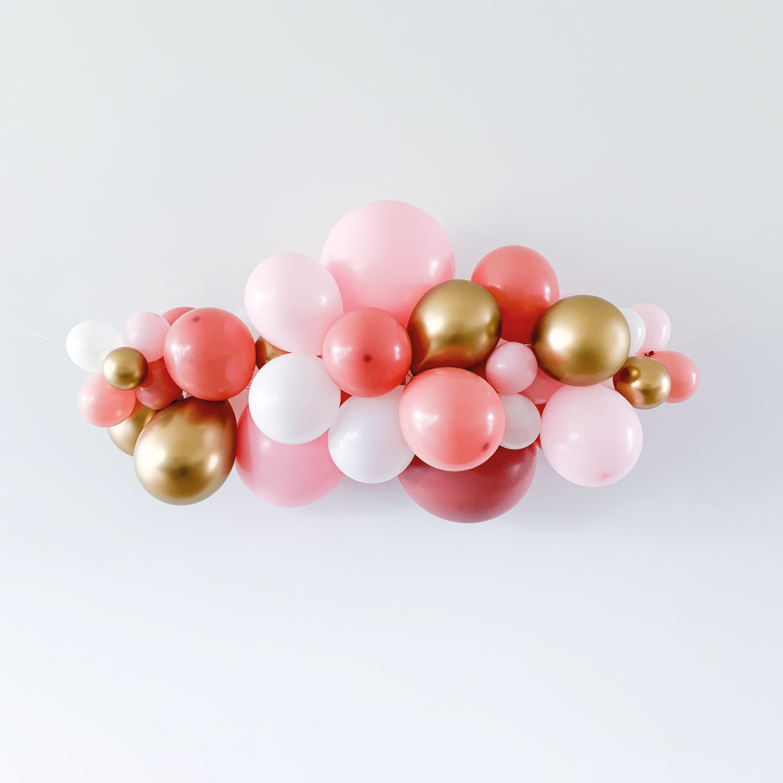 Ballonslinger ballonnenboog roze goud wit als feestdecoratie baby