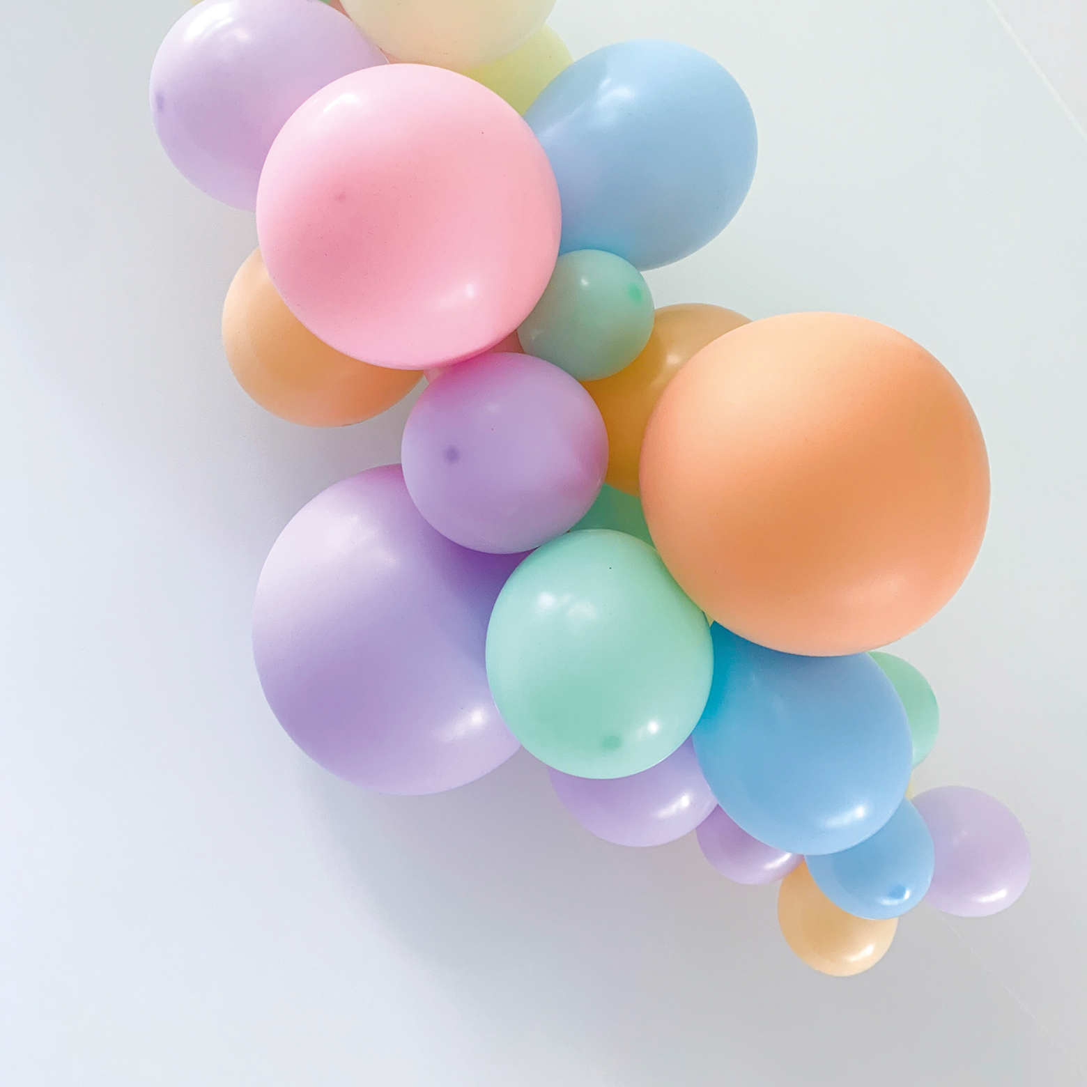 Ballonslinger ballonnenboog pastel kleuren regenboog als feestdecoratie