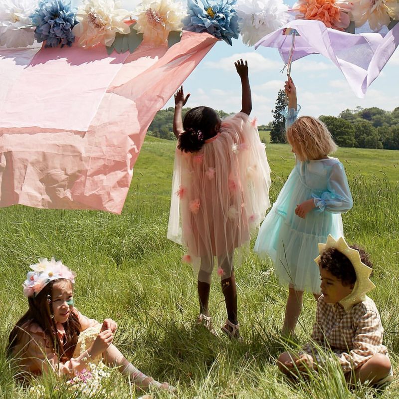 Bloemenslinger blush ecru wit blauw Meri Meri feest decoratie verjaardag communie feest