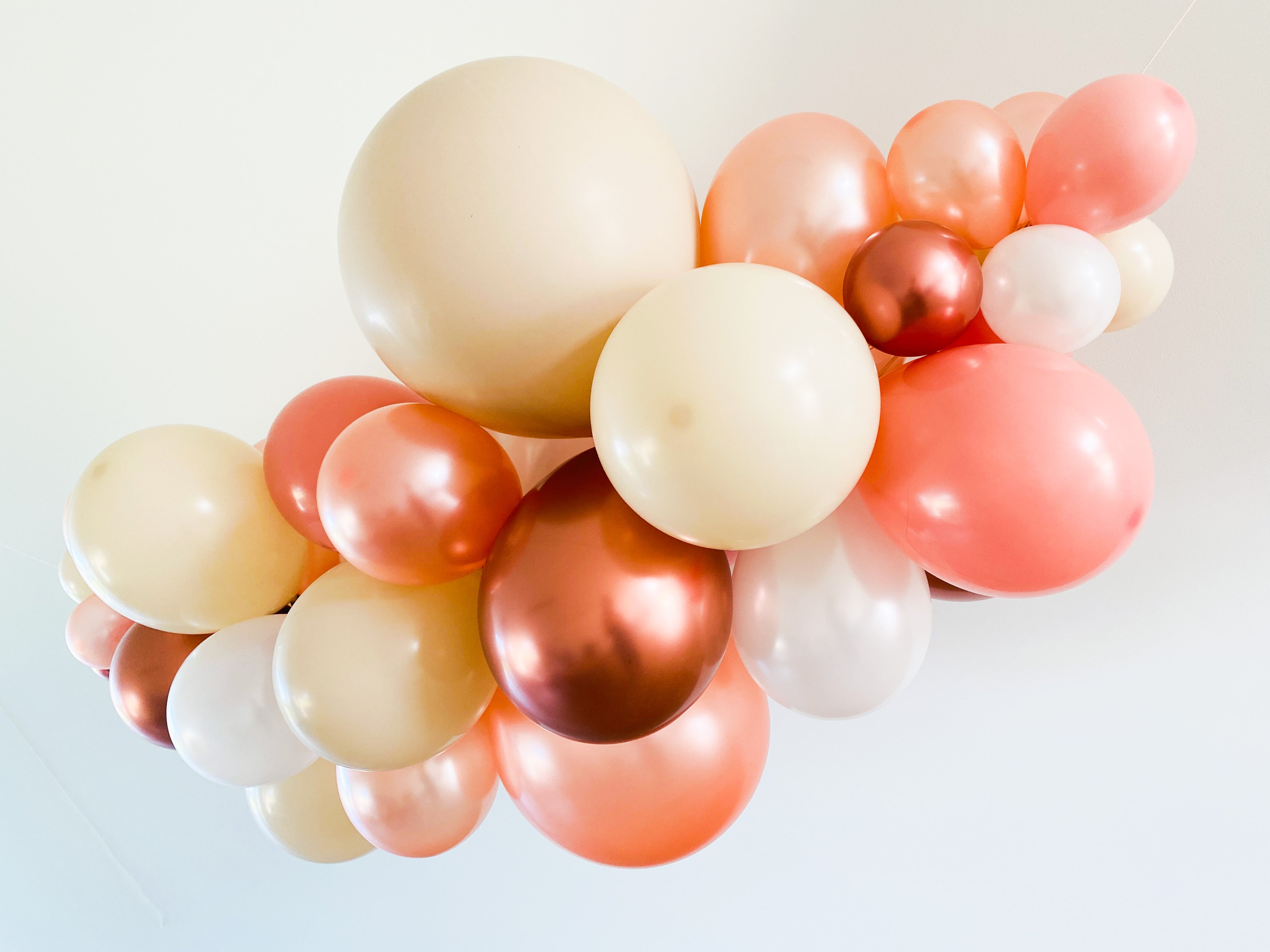 Ballonslinger ballonnenboog roze rosé zand wit brons als feestdecoratie