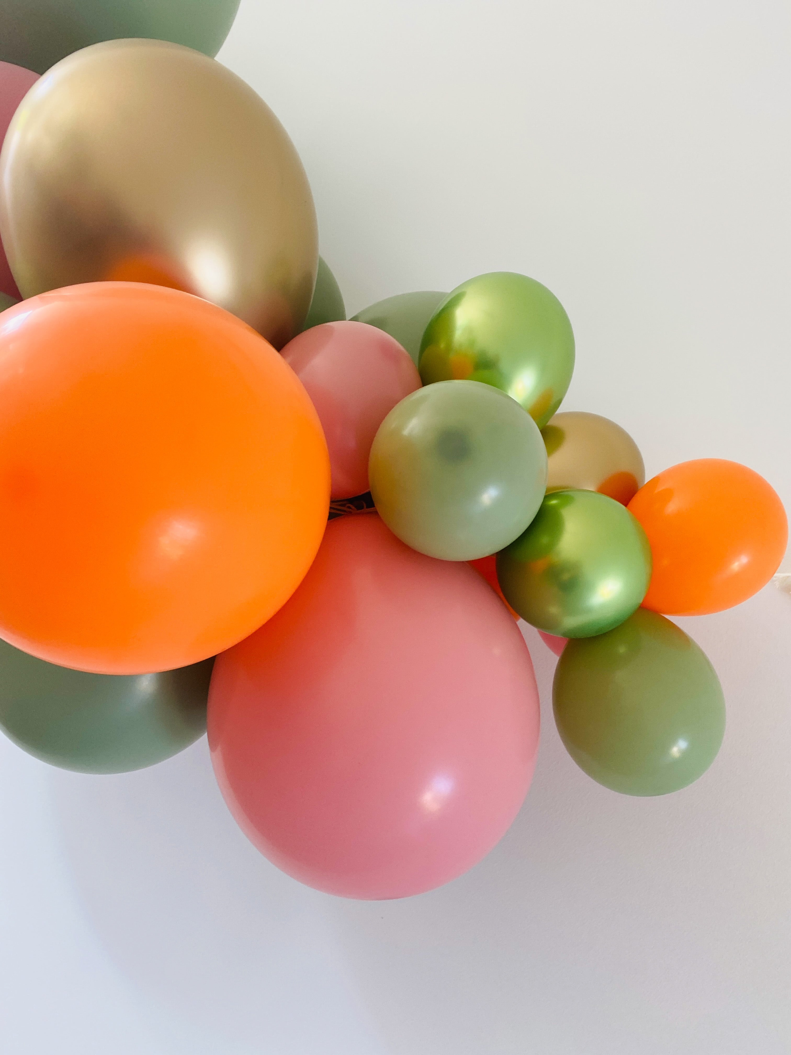 Ballonslinger ballonnenboog tropical jungle eucalyptus groen goud oranje roze als feestdecoratie