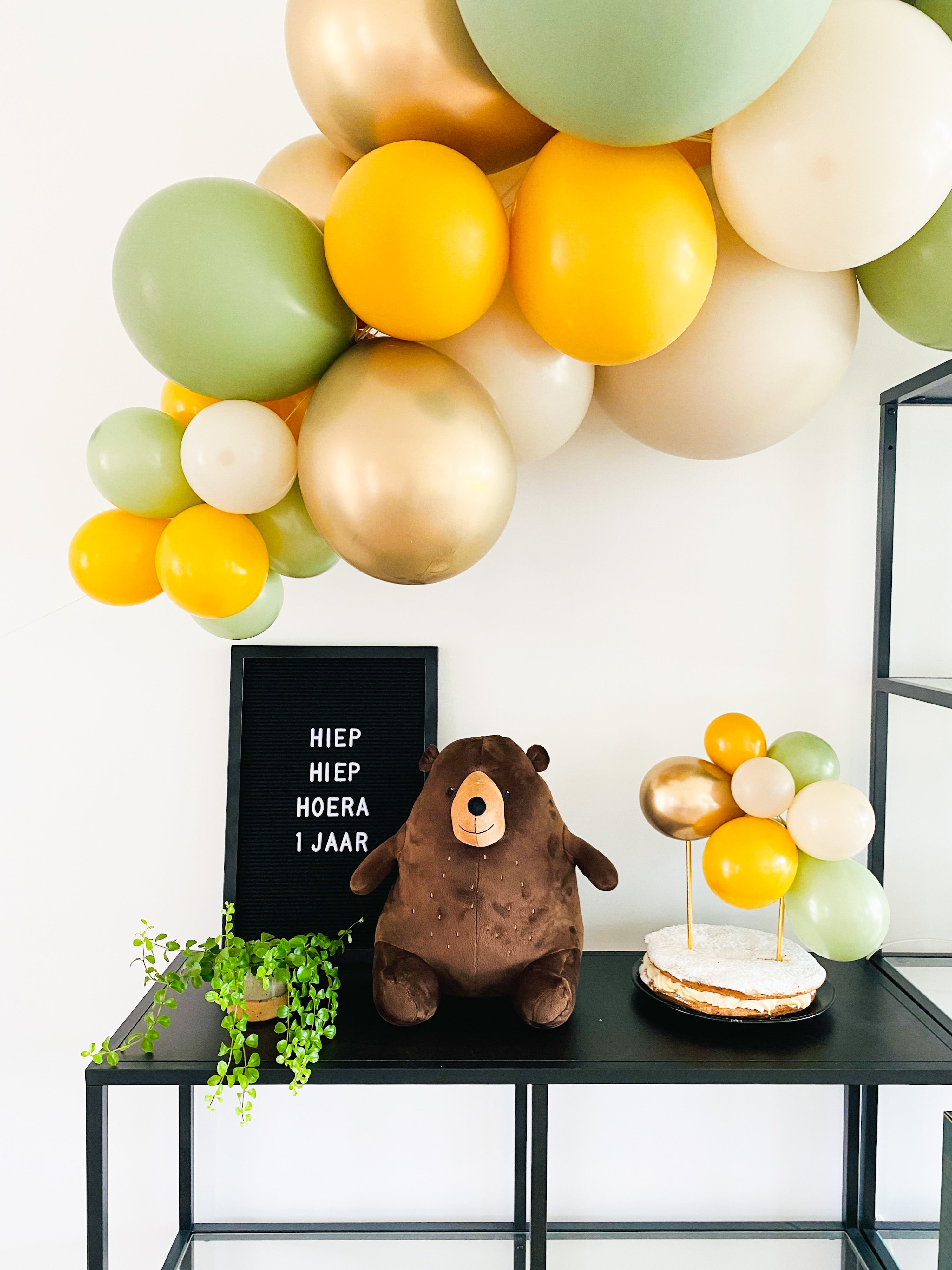 Ballonslinger ballonnenboog mosterd geel eucalyptus groen zand goud als feestdecoratie