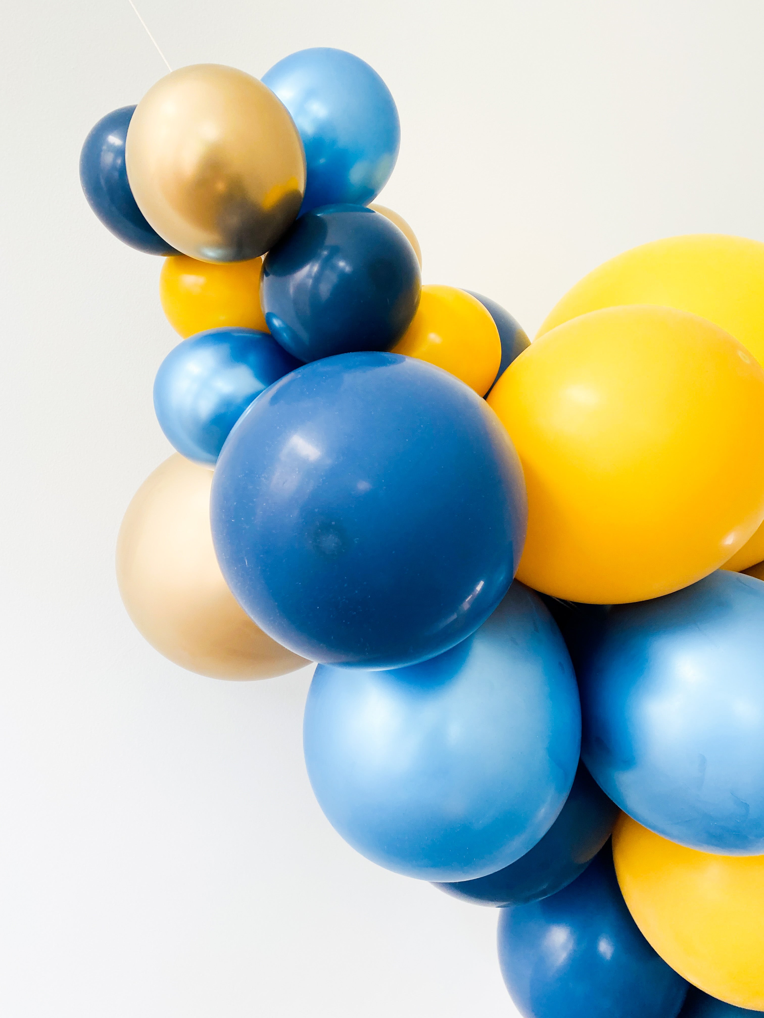 Ballonslinger ballonnenboog oker geel blauw goud als feestdecoratie