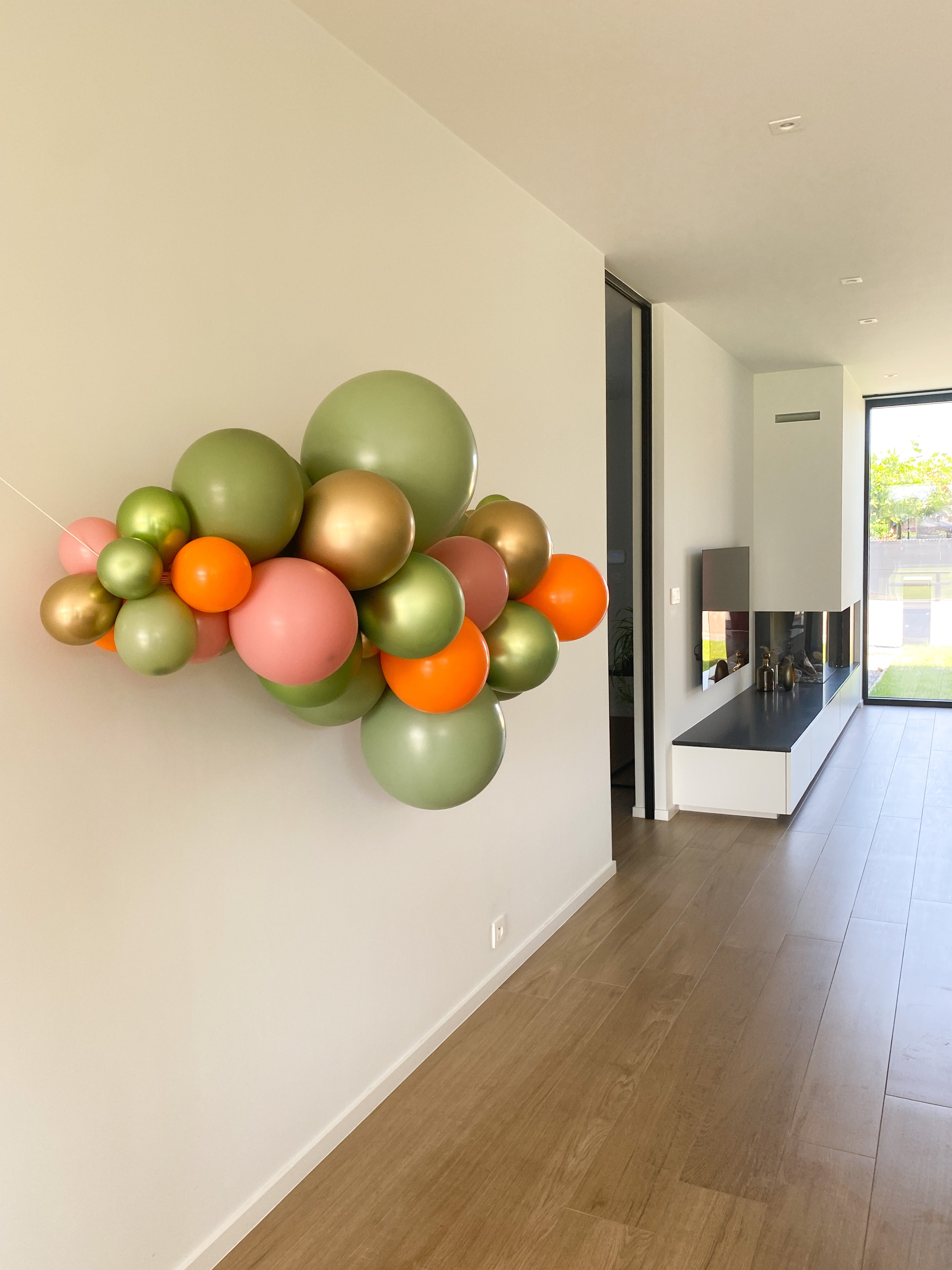 Ballonslinger ballonnenboog tropical jungle eucalyptus groen goud oranje roze als feestdecoratie