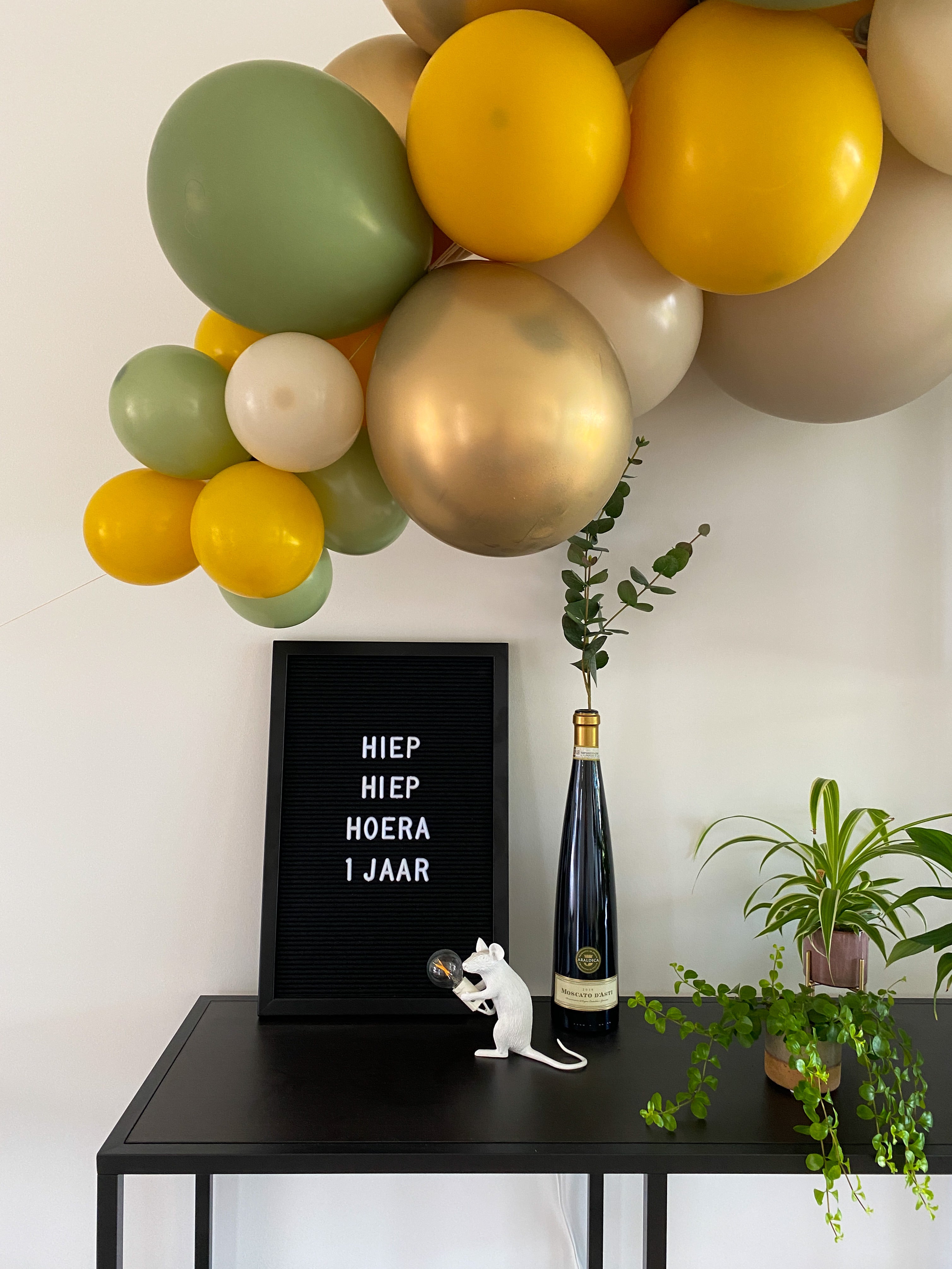 Ballonslinger ballonnenboog mosterd geel eucalyptus groen zand goud als feestdecoratie