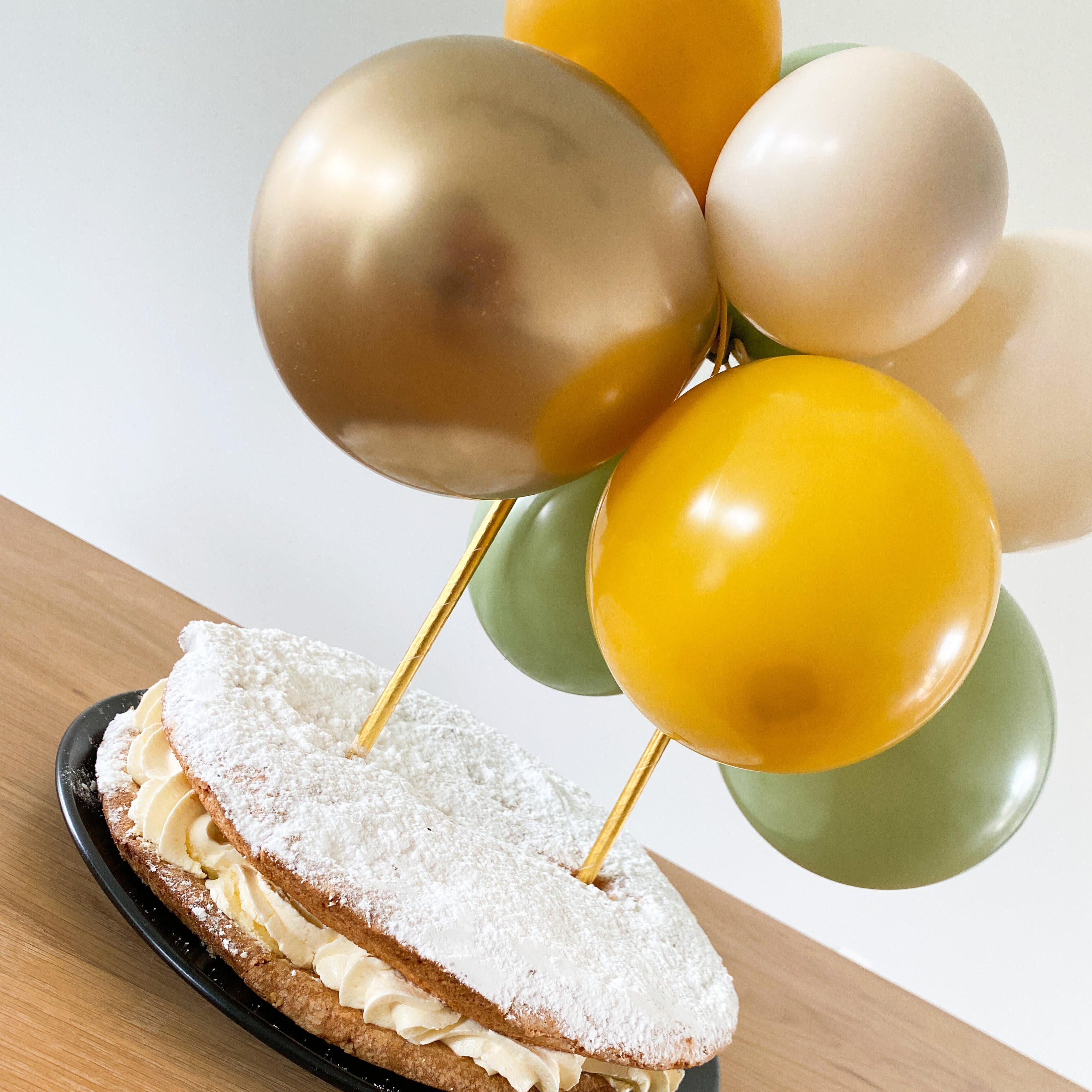 Taart topper mini ballonslinger 'Mustard Eucalyptus'