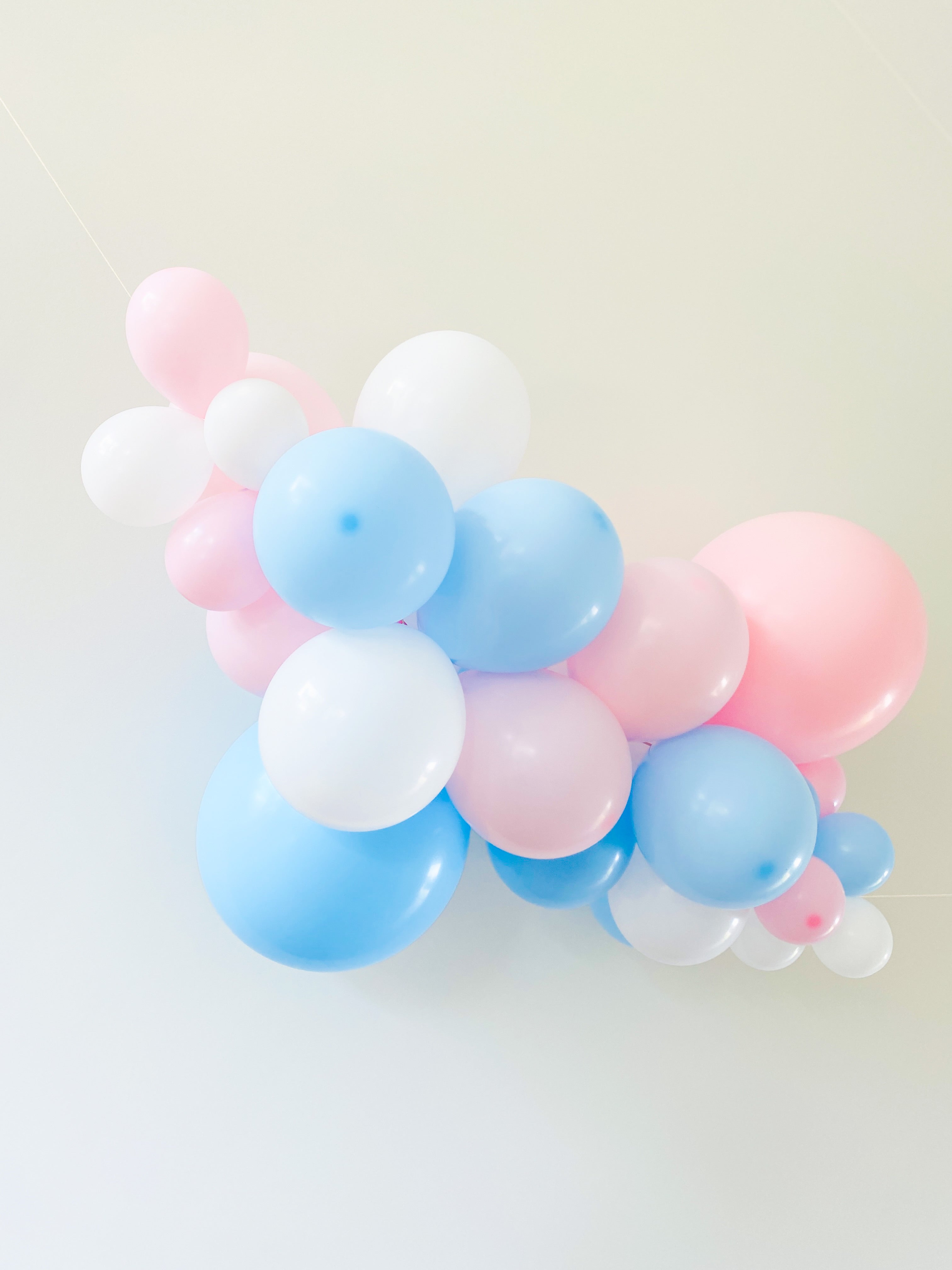 Ballonslinger ballonnenboog roze blauw wit als feestdecoratie baby